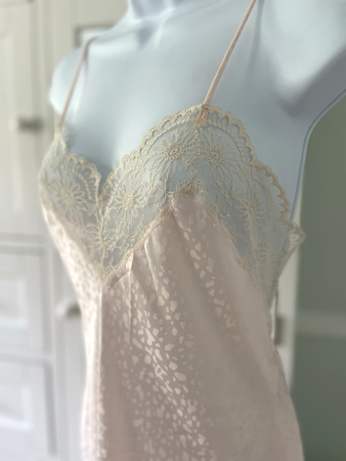 VTG &rsquo;80s Georgette Trabolsi – Medium- Chemise Nightgown -Blush Pink Cream Lace