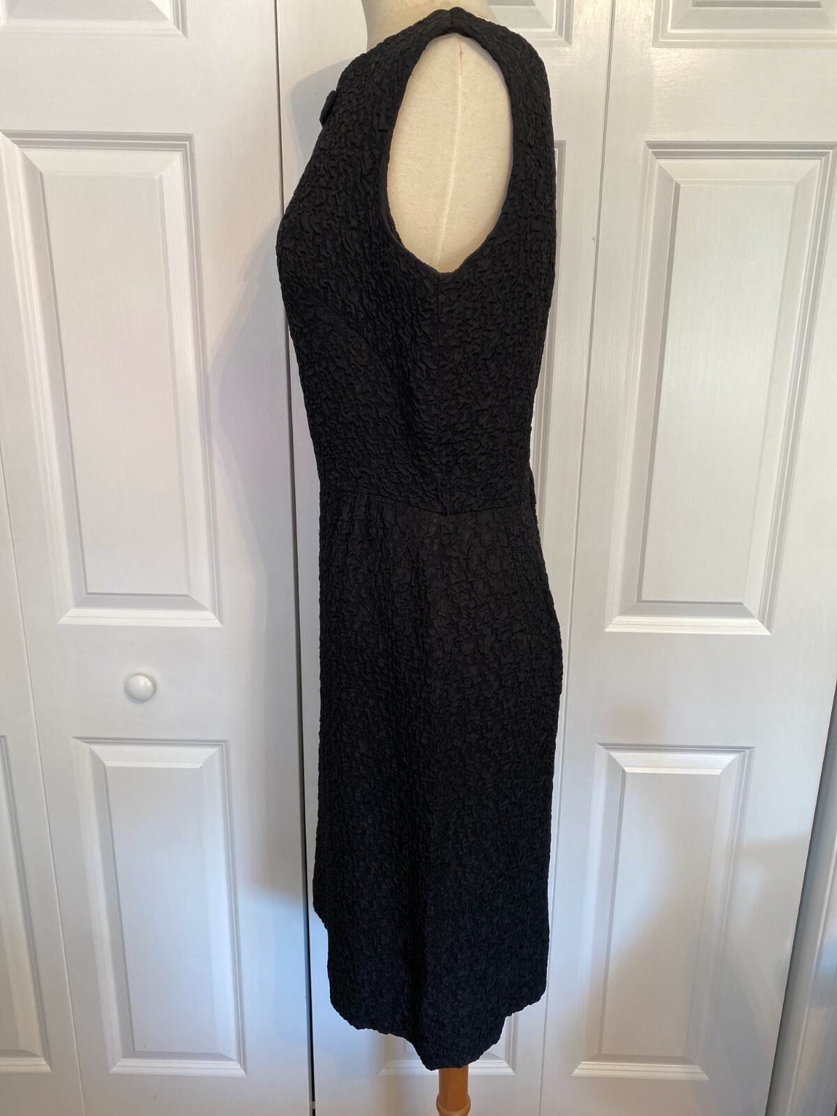 1950s-1960s black sleeveless texture sheath dress lined Sz 8? 30&Prime; waist 38&Prime; bust