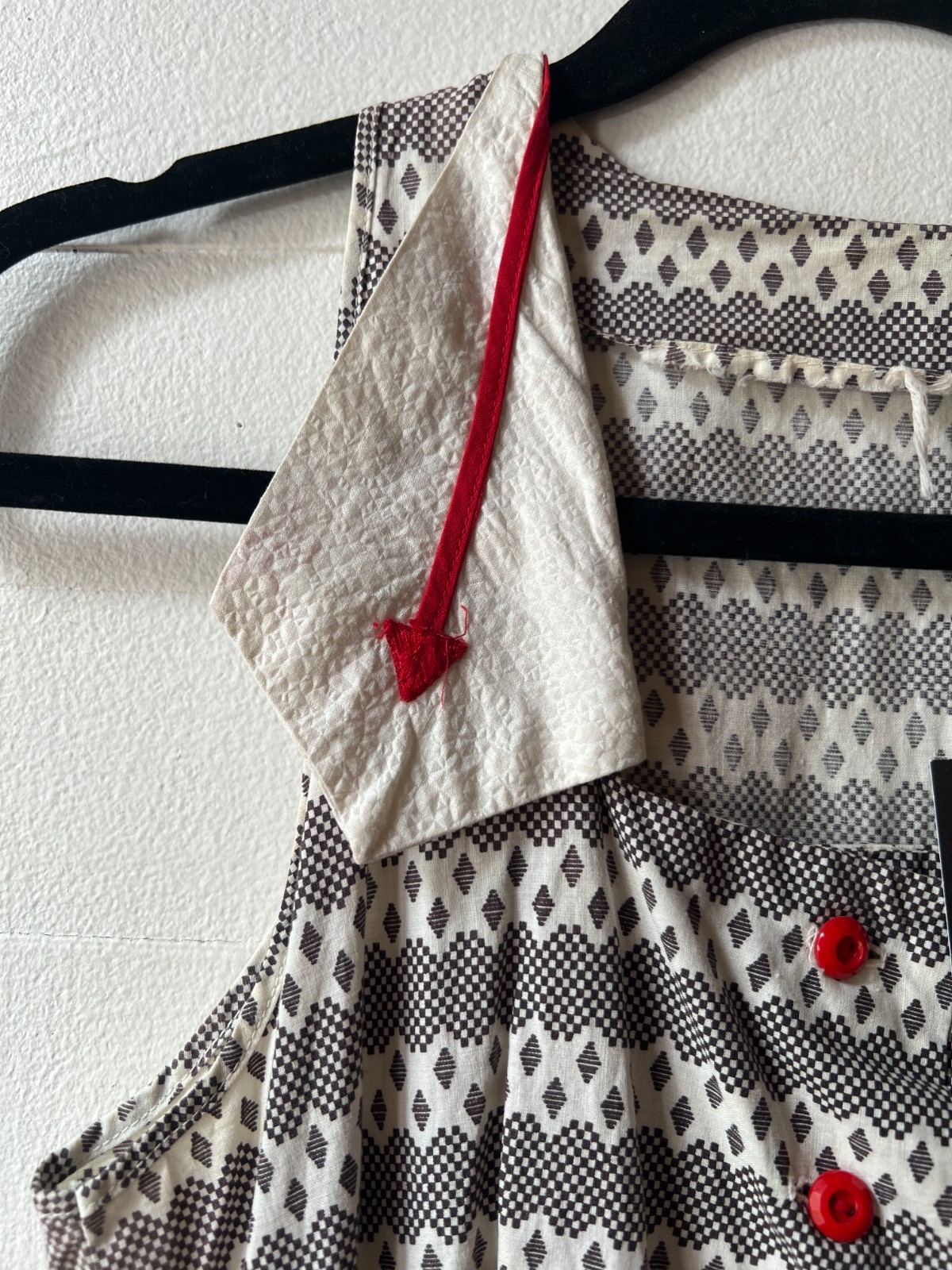 Vintage 1940s Dress with Arrow Details and Buttons 35x28x46 AR FL