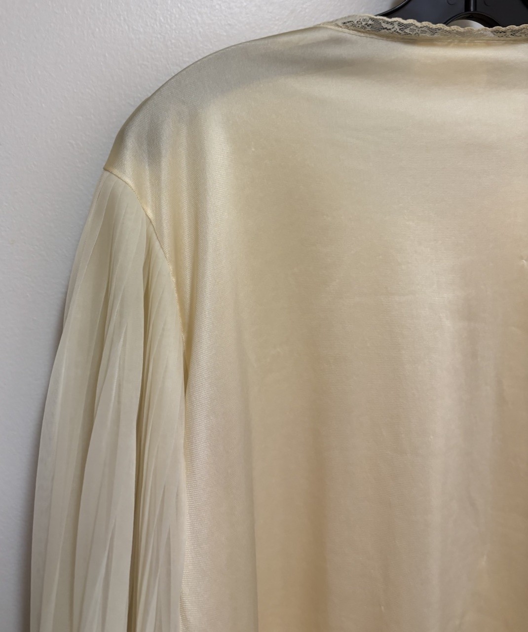 Vintage Jolie Two Bed Jacket Beige Nylon w/ Lace Pleated Sleeves Medium