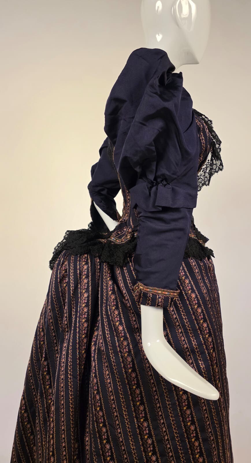 OPULENT VICTORIAN RICH FLORAL STRIPED SILK BUSTLE DRESS W LACE + PUFF SLEEVES