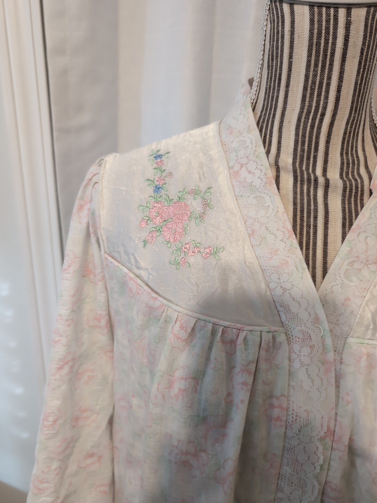 Vtg. Vandemere Cotton Floral Robe Lace Embroidery Snap Front L Granny Cottage