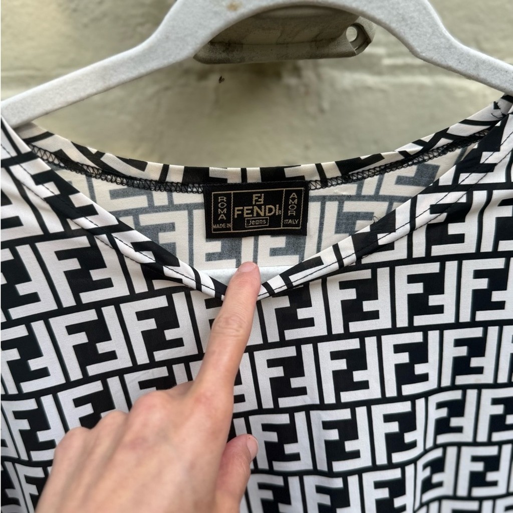 STUNNING authentic vintage Fendi Black and White Graphic Long Sleeve Tee EUC
