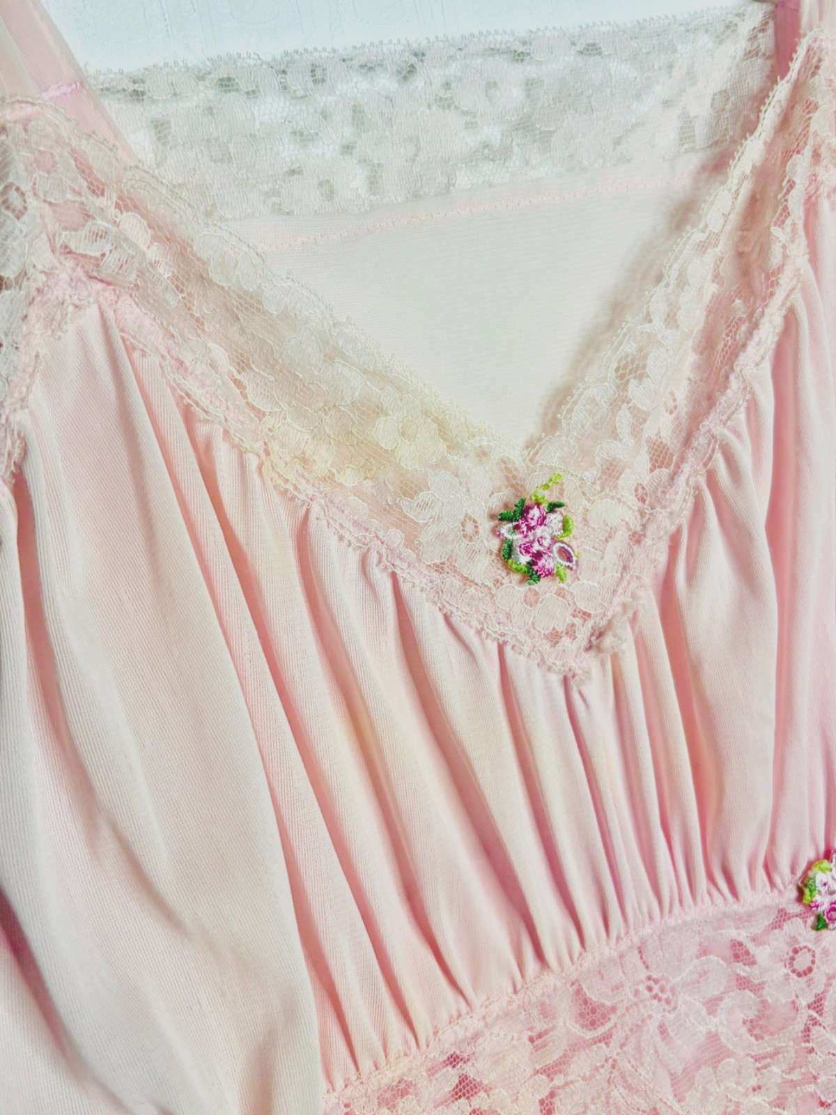 LOVELY!! VTG 60&rsquo;S PINK BOMBSHELL STRETCH LACE PLEATED MIDI SLIP NIGHTGOWN*M