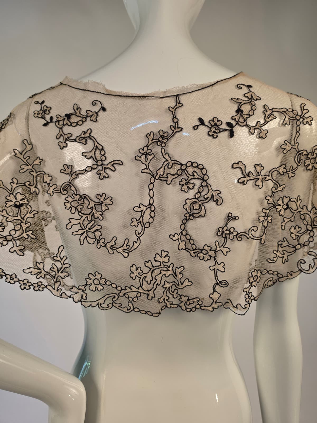ANTIQUE VICTORIAN 19TH C BLACK EMBROIDERED FLORAL TAMBOUR LACE COLLAR FOR DRESS