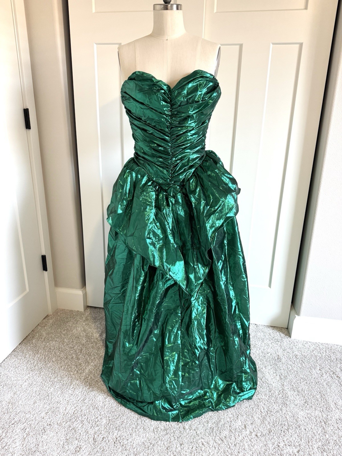 1980S VINTAGE METALLIC GREEN FOIL PARTY DRESS – STRAPLESS DROP WAIST PROM DRESS