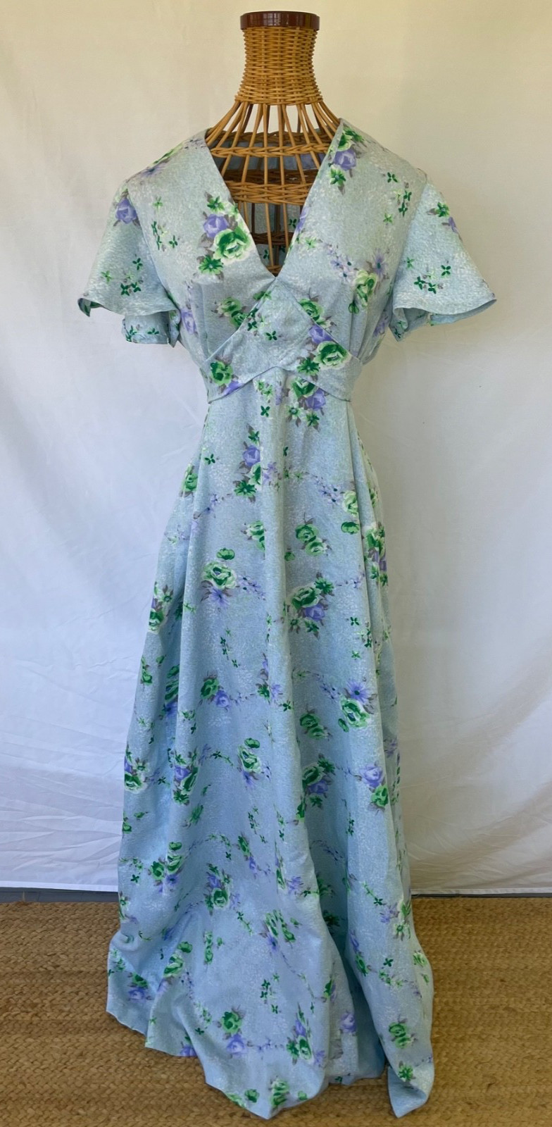 Lovely flowing vintage 70s floral maxi tea dress
