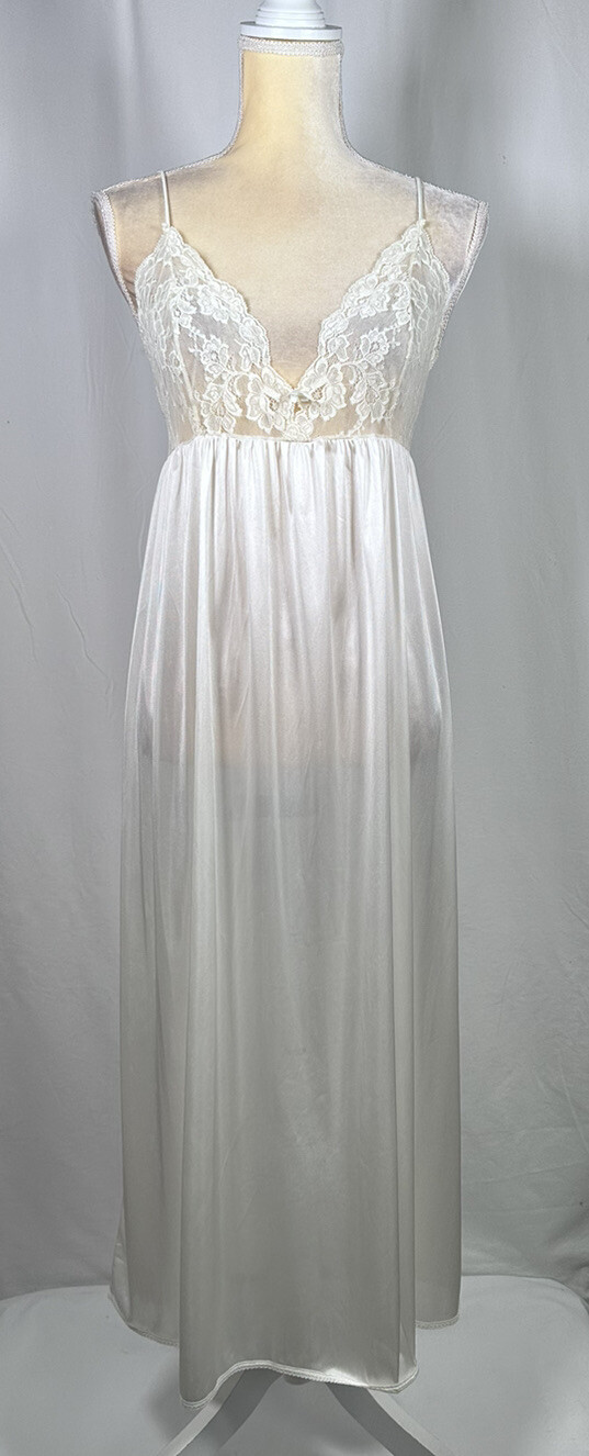 Vassarette Full Slip Lingerie Nightgown Chemise SM / 85 Metric Antron lll Nylon