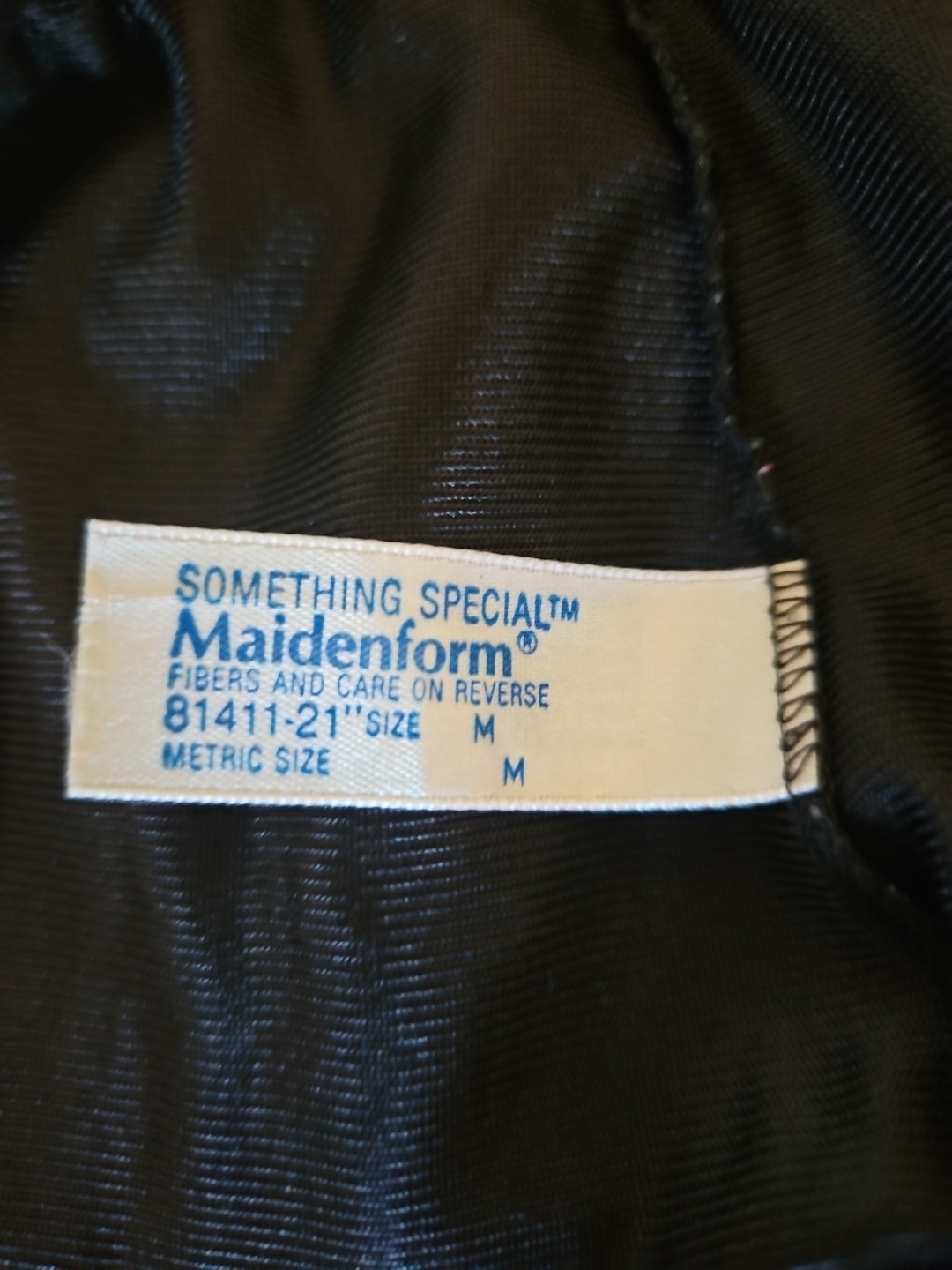 Maidenform Something Special vintage half slip size M 21&Prime; long black nylon slit