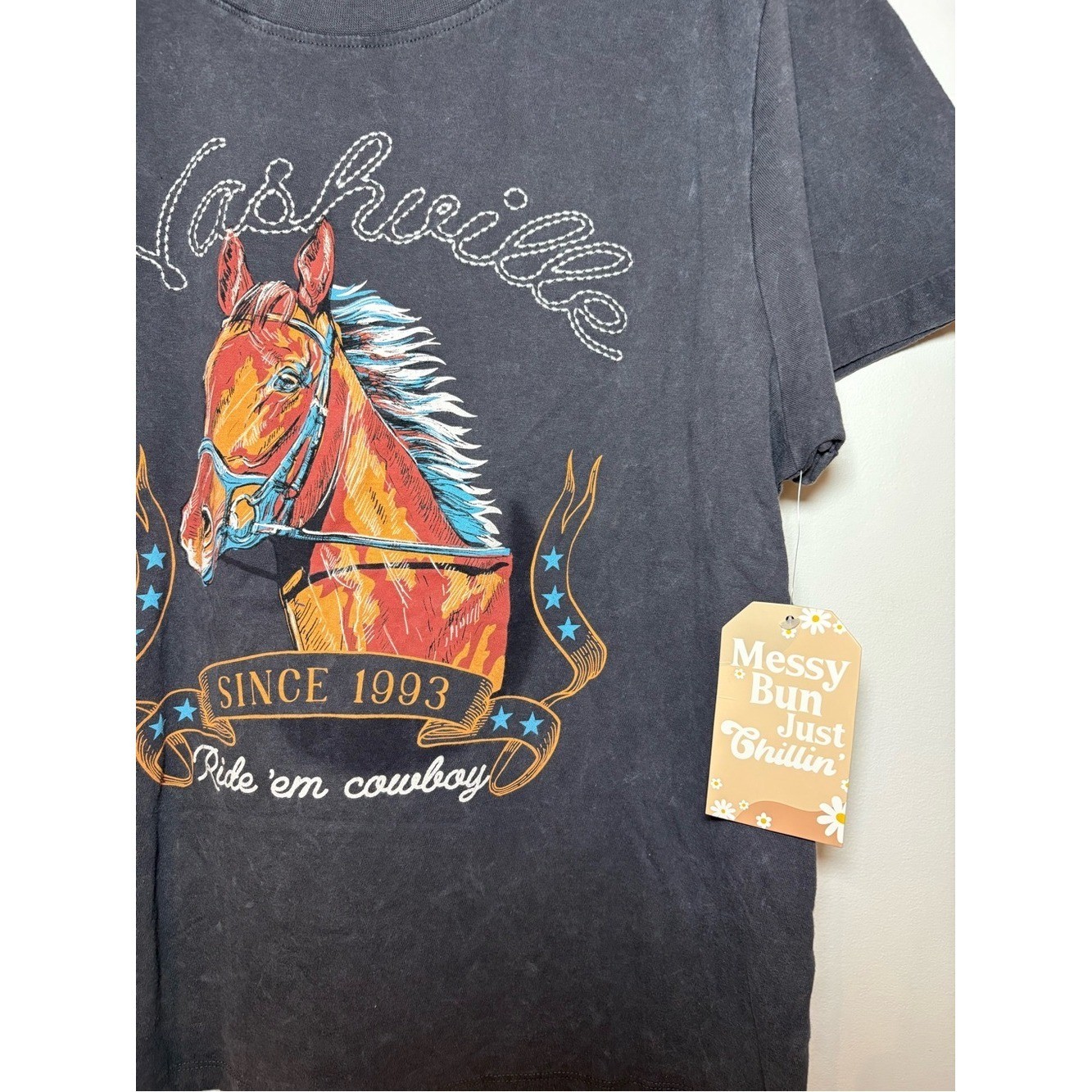 New MESSY BUN JUST CHILLIN&rsquo; Vintage-style Nashville Graphic Tee