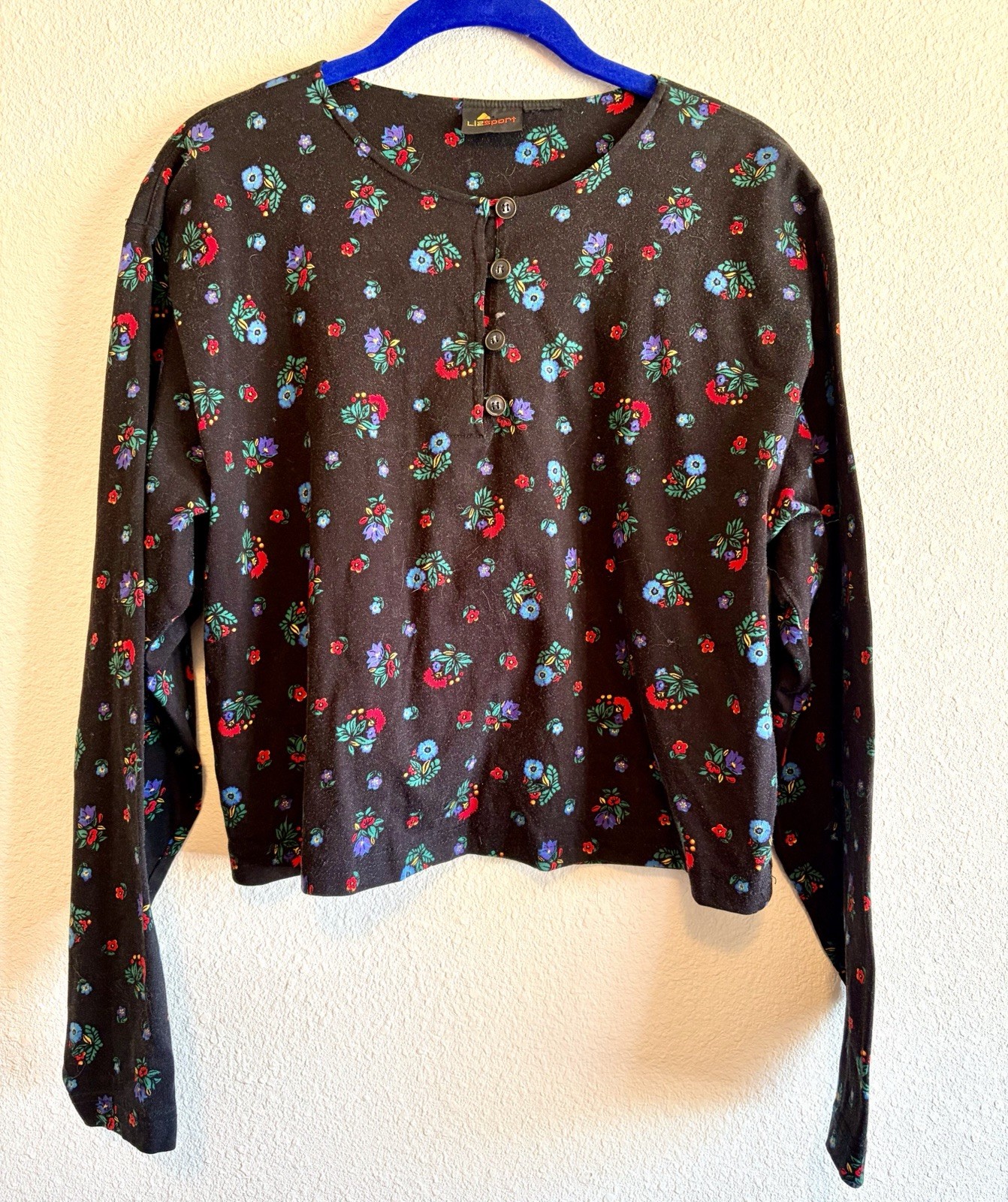 VTG 80S LIZ SPORT Claiborne BlackLslv CROPPED FLORAL KNIT T SHIRT metal buttons