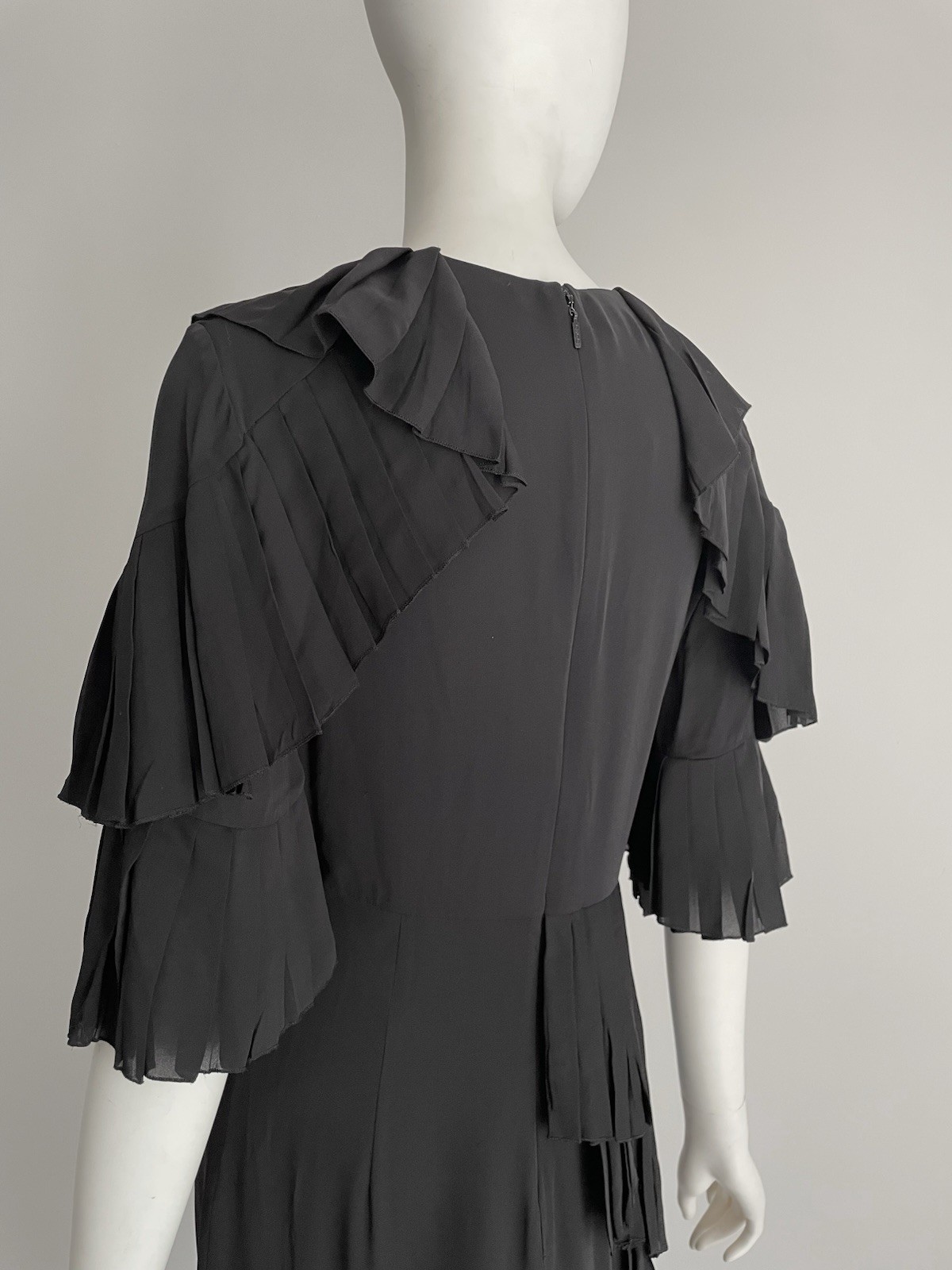 Gucci Fall 2015 Size 42 US 6 Black Silk Pleated Ruffled Dress V Neck Alessandro