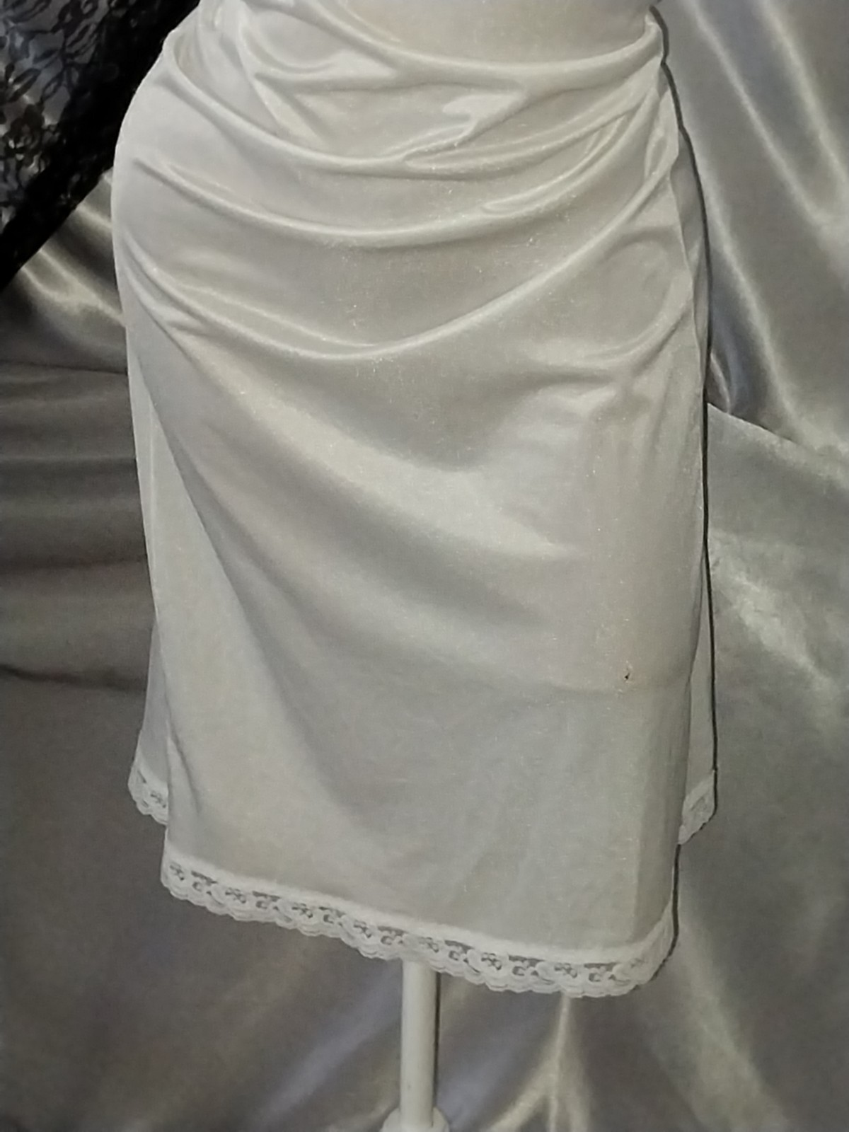 VTG SILKY SLIP LACY BOWS PLUS FULL FIGURE NYLON 70S 62&Prime;