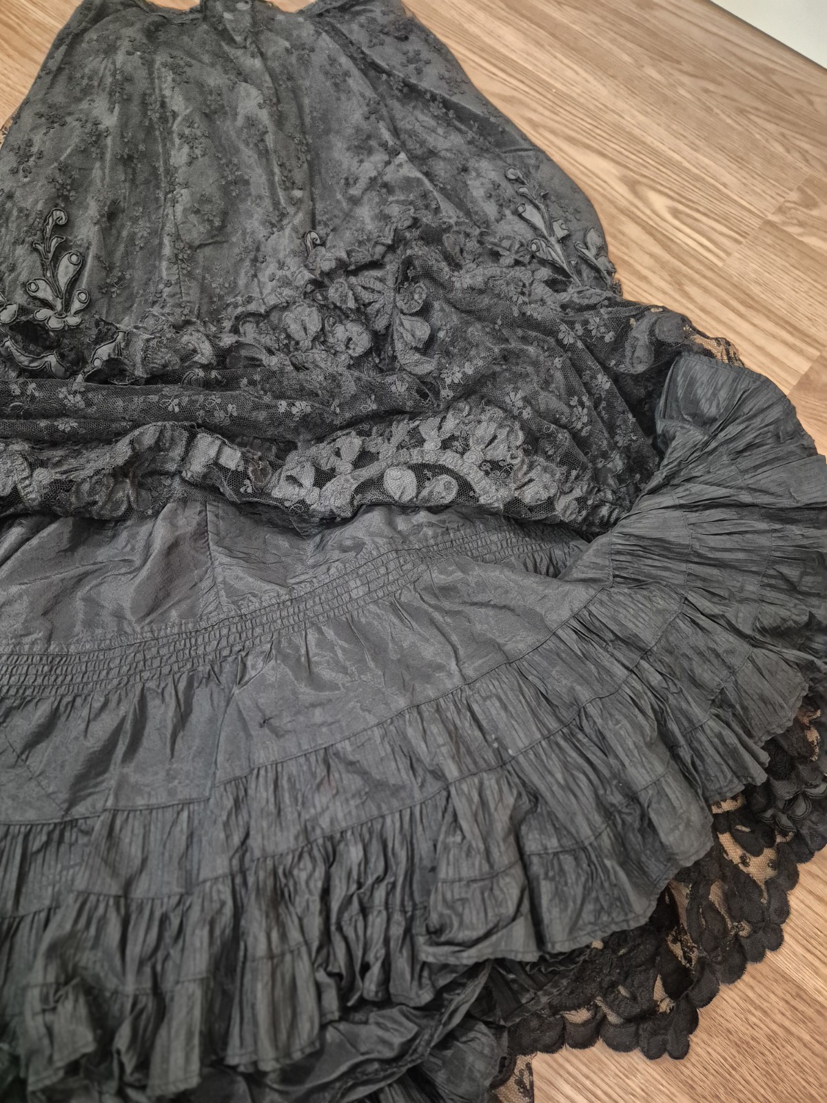 1890s Victorian Dress, Black Silk Lace Mourning Gown « Museum Deaccession » Sz M/L