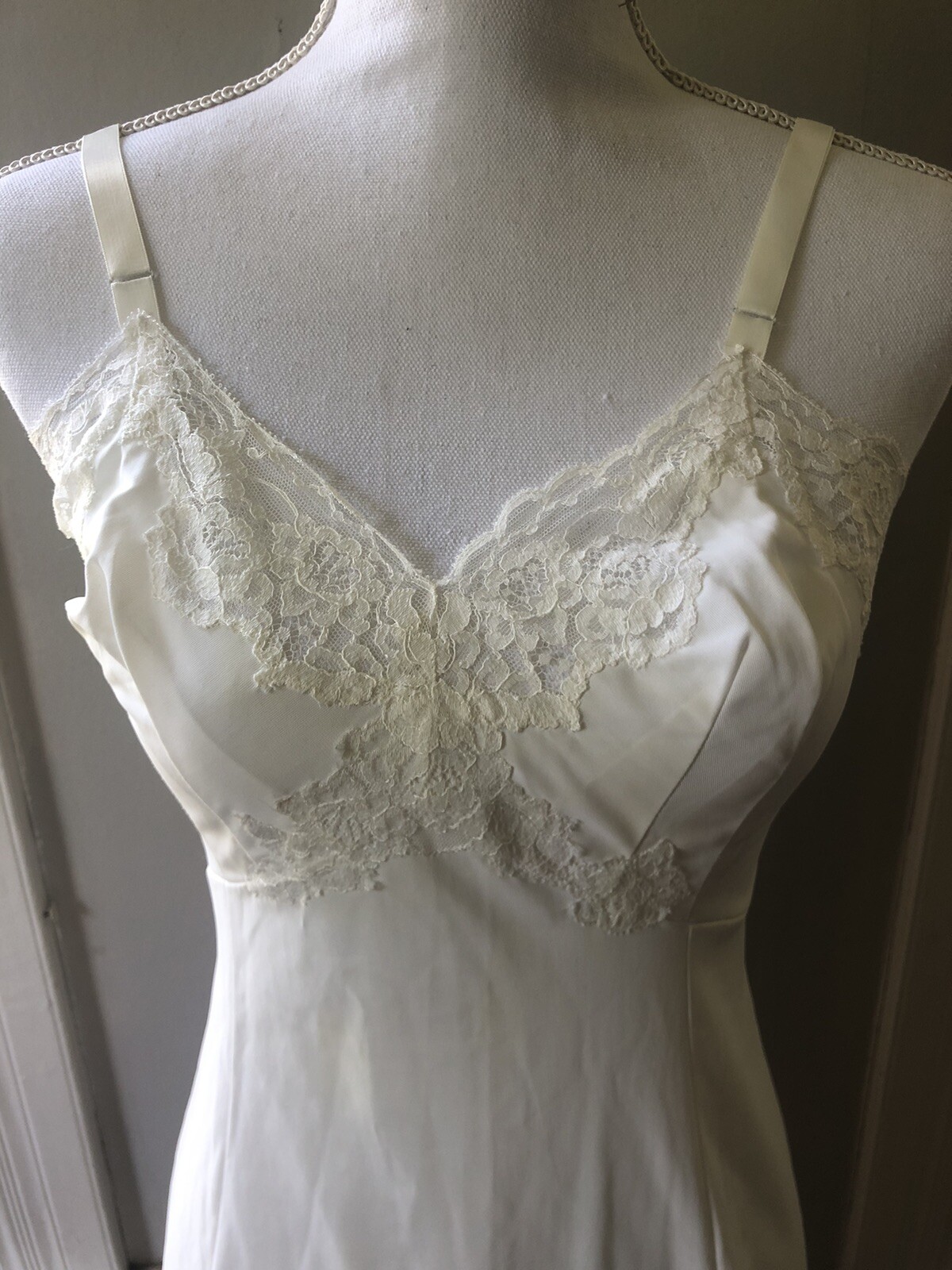 Vintage Gossard Artemis Lace Nylon Full Slip Lingerie 32C Beautiful
