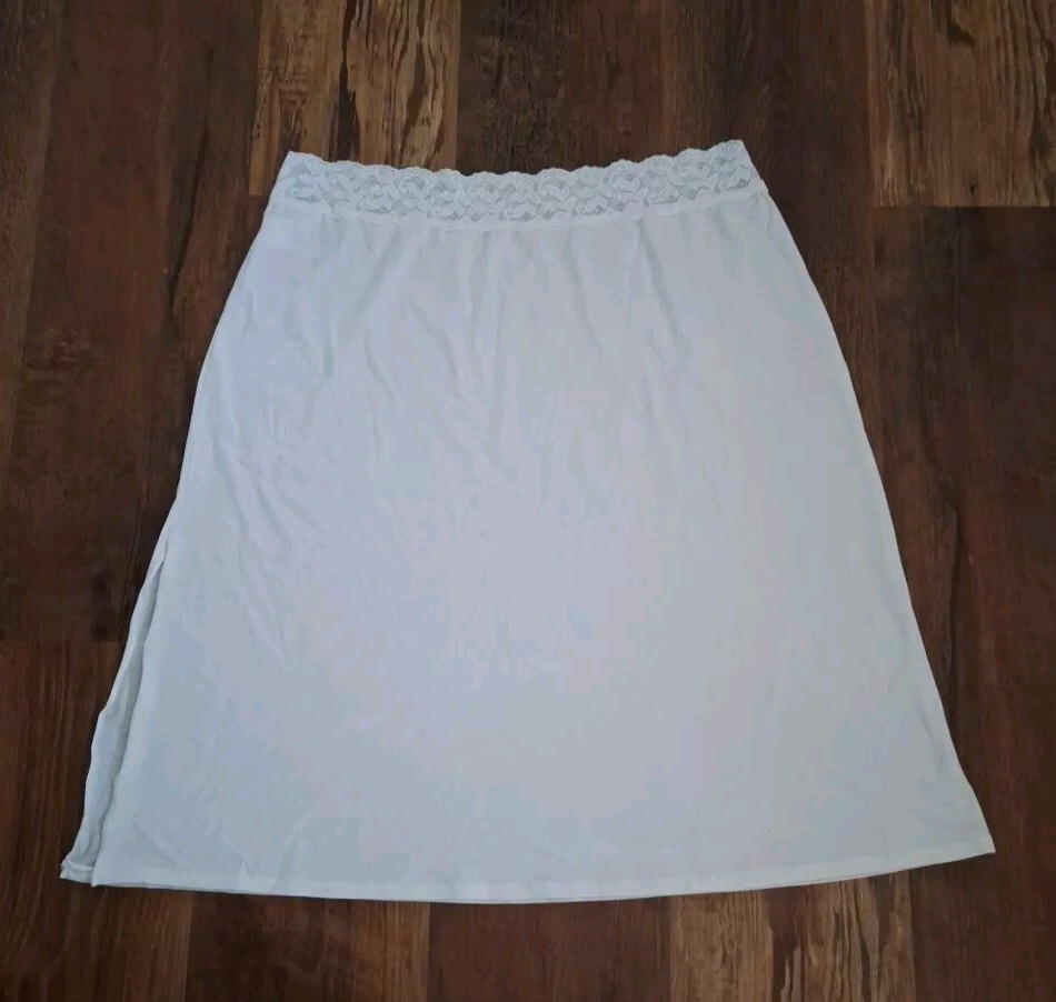 VASSARETTE – WHITE NYLON SPANDEX HALF SLIP SZ 24&Prime; XL/44 STYLE #11-073 W/SLIT