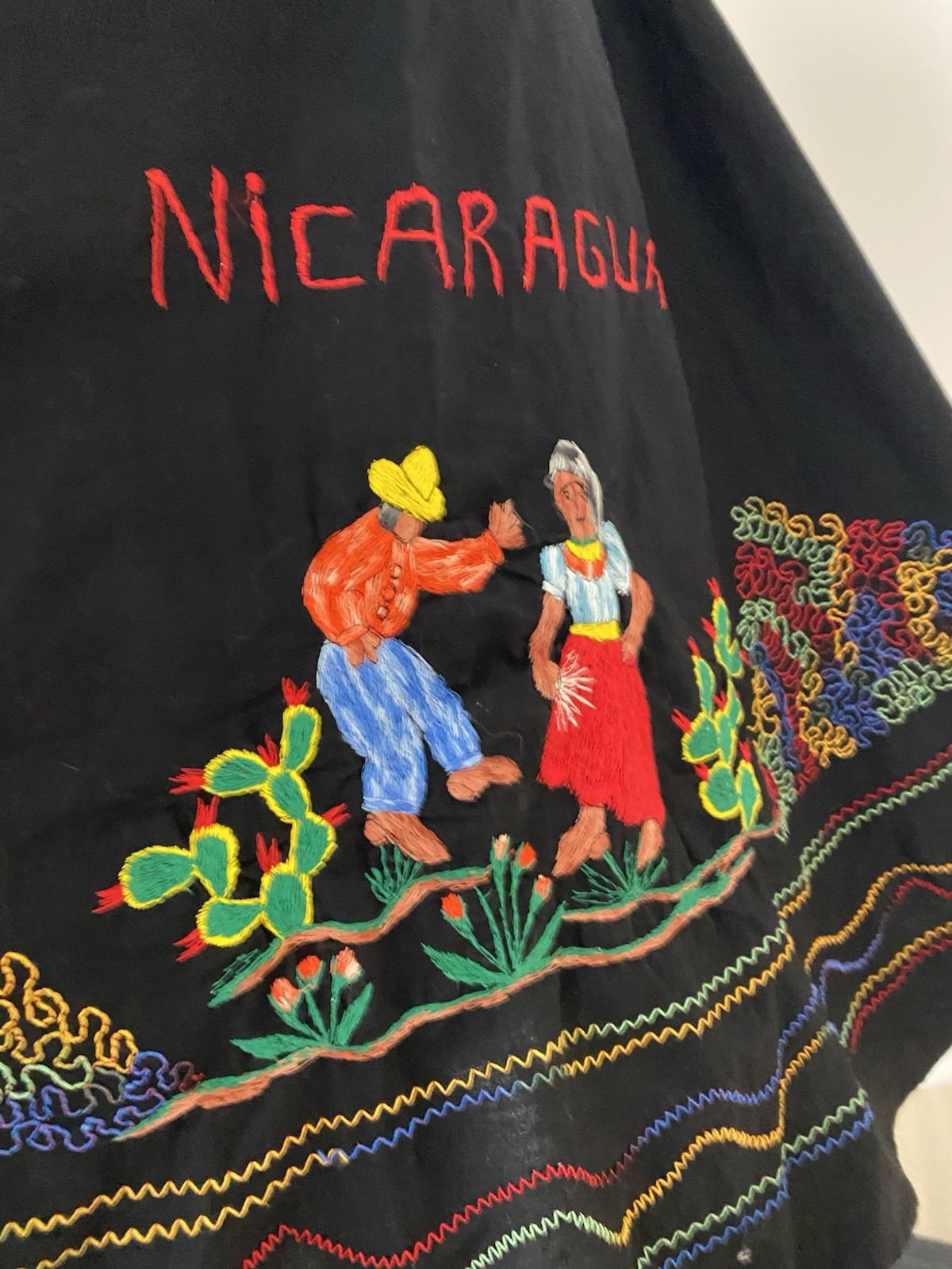 Vintage Nicaraguan Embroidered Folk Art Novelty Full Circle Skirt Metal Zip S