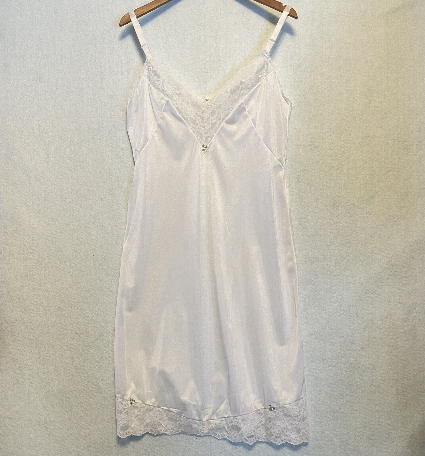 Vtg Beeline Fashions 100% Nylon Full Slip White w/ Lace & Flowers Sz 38 USA