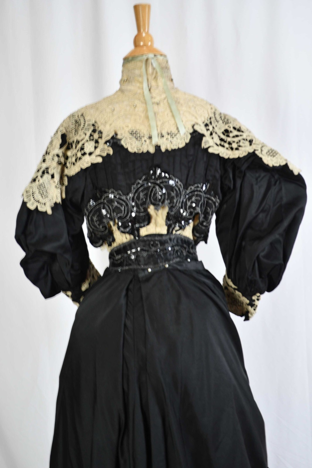 VICTORIAN 2 PIECE TRAINED AFTERNOON VISITING DRESS, LABEL, CIRCA 1890s