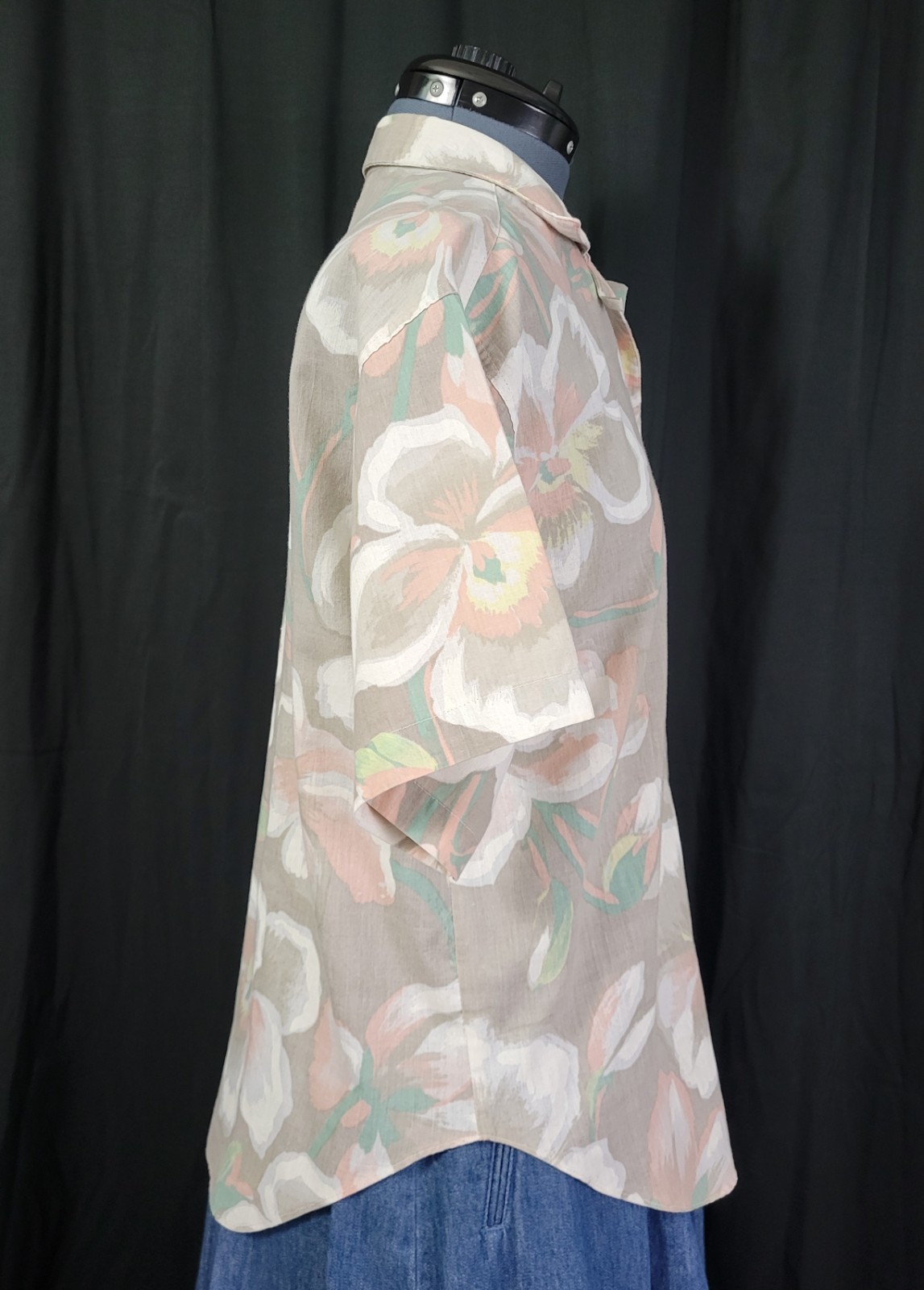 Vtg Laura Mae Beige Button Down Top w White/Pink/Yellow Tropical Flowers Size M?