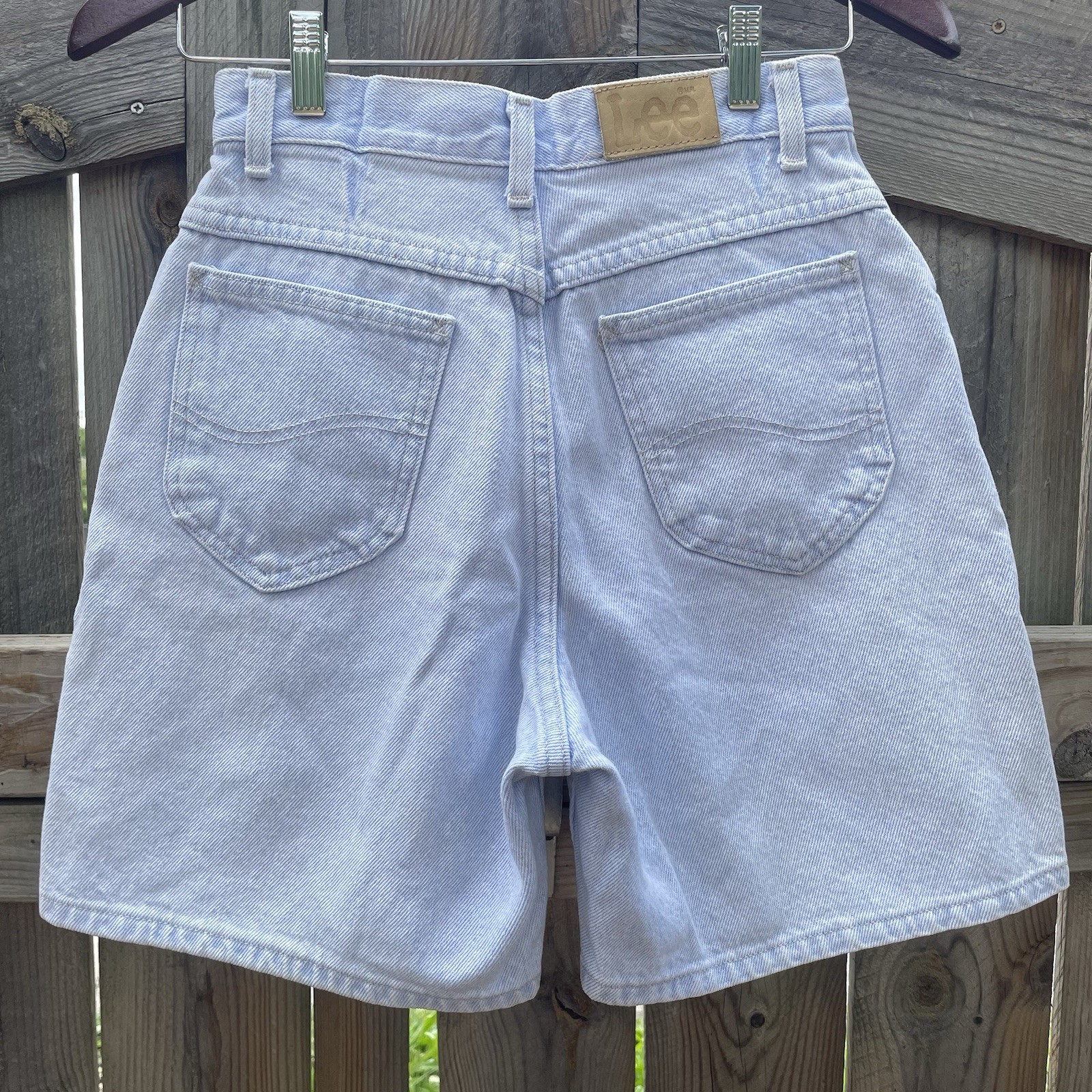 Vintage 90s Lee Light Wash Women’s Denim Shorts Fits 26” Waist Mom Jeans Jorts