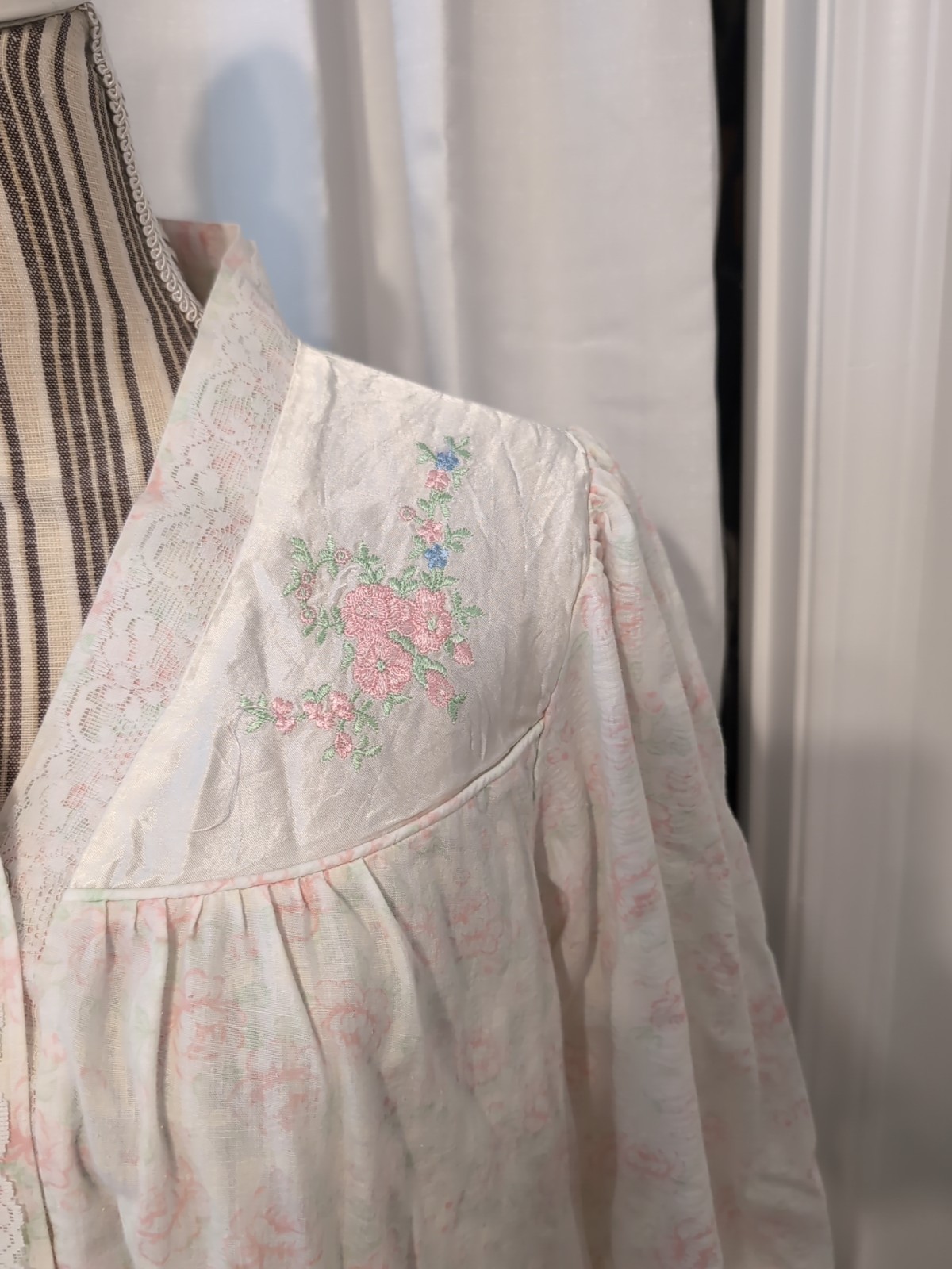 Vtg. Vandemere Cotton Floral Robe Lace Embroidery Snap Front L Granny Cottage