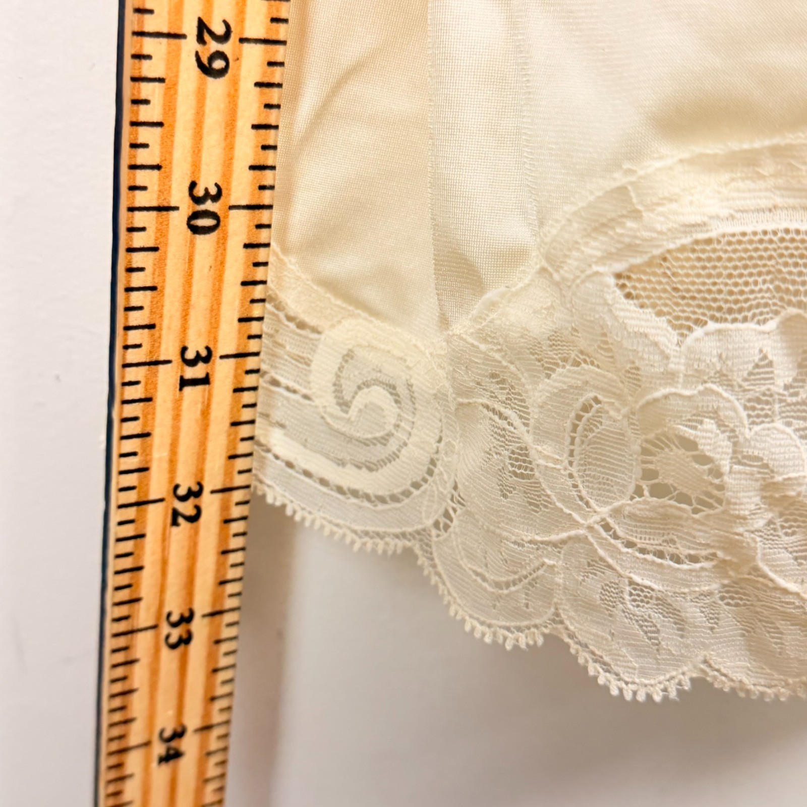 Vanity Fair Womens Slip Size Small – 34 Ivory Lace Bodice Adjustable Luxe VTG