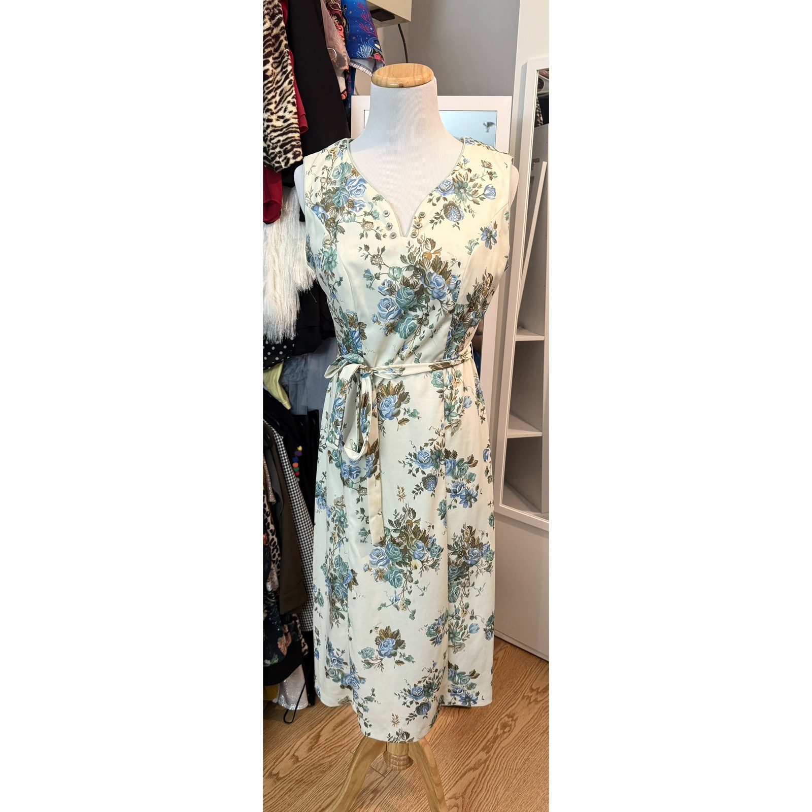 Vintage 1950s/1960s Handmade Cream and Blue Floral Midi Day Dress V-Neck Medium