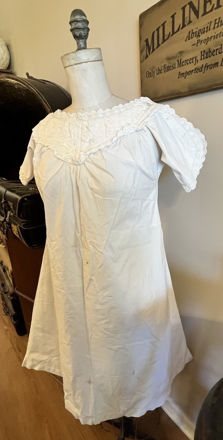 2512🌟Antique 1910s Heavy Cotton Night Shirt Gown Ayrshire Embroidery Girl Teen