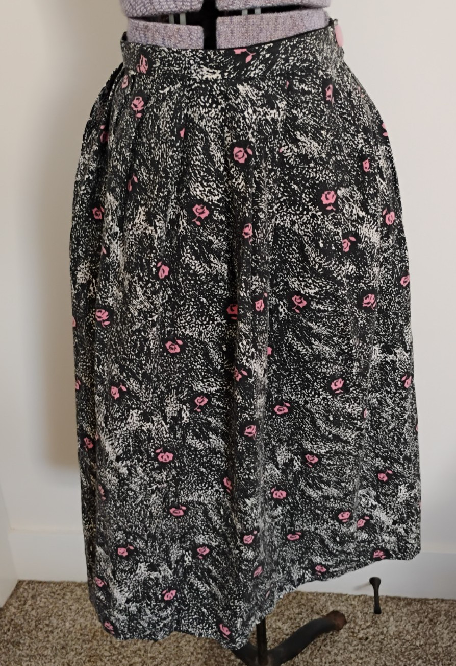 Vtg 1950s Full Skirt Cotton Rose Print Cancer Awareness Below Knee Black Pink 10