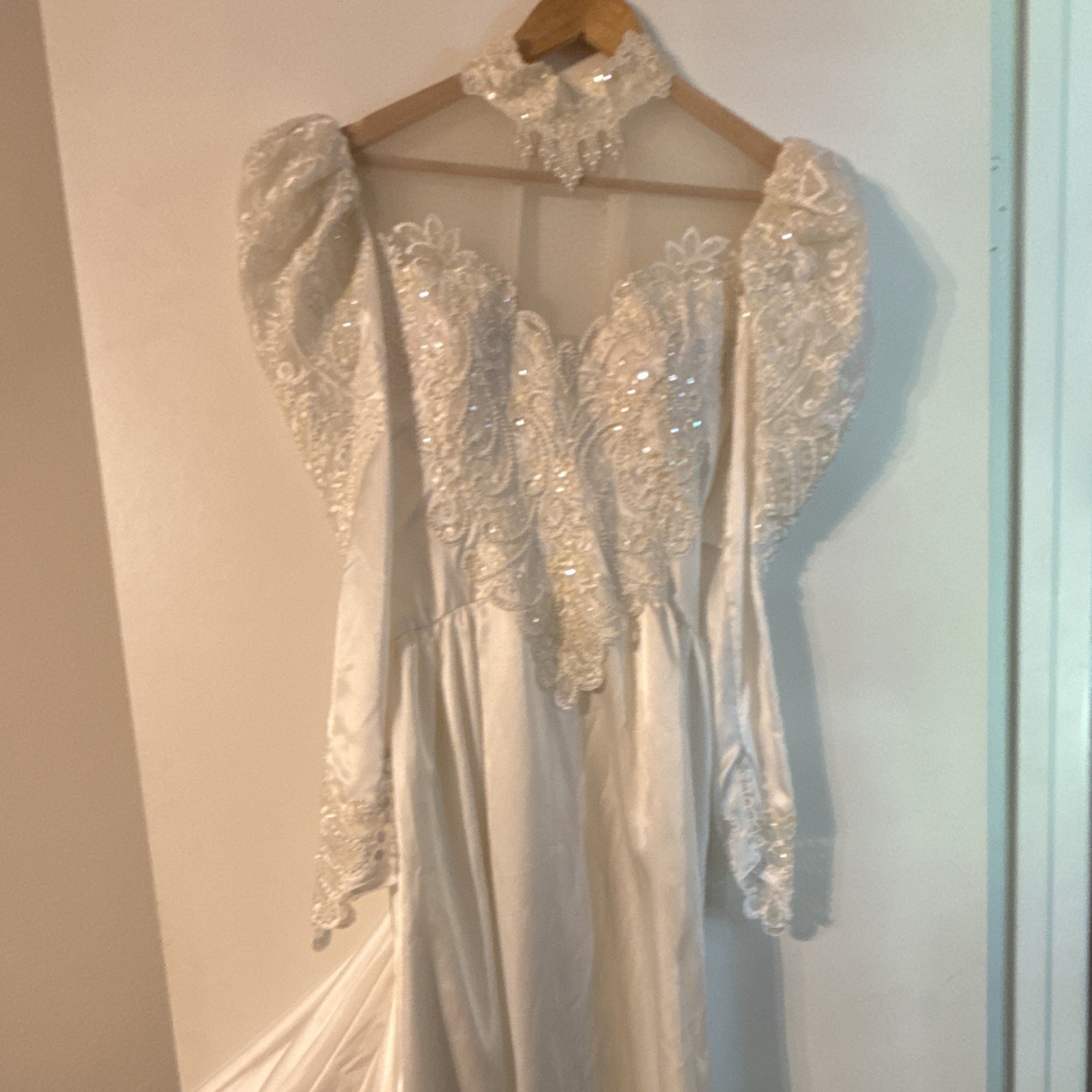 Vintage 80s Women&rsquo;s Ivory Lace Pearl Bead Long Sleeve Wedding Dress with Train