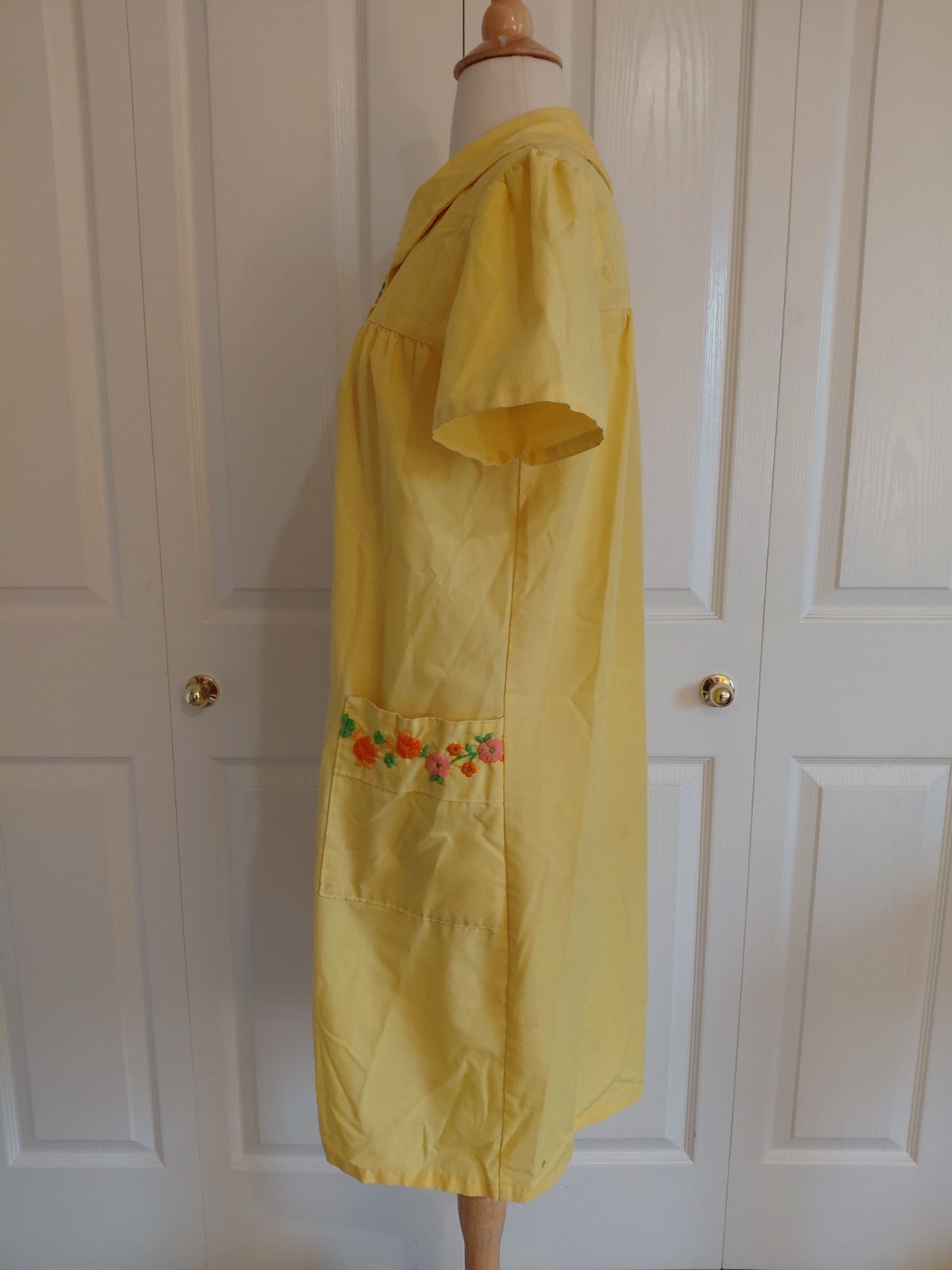 Vintage 1970s Yellow Cotton House Dress Bright Flower Embroidered Size Large