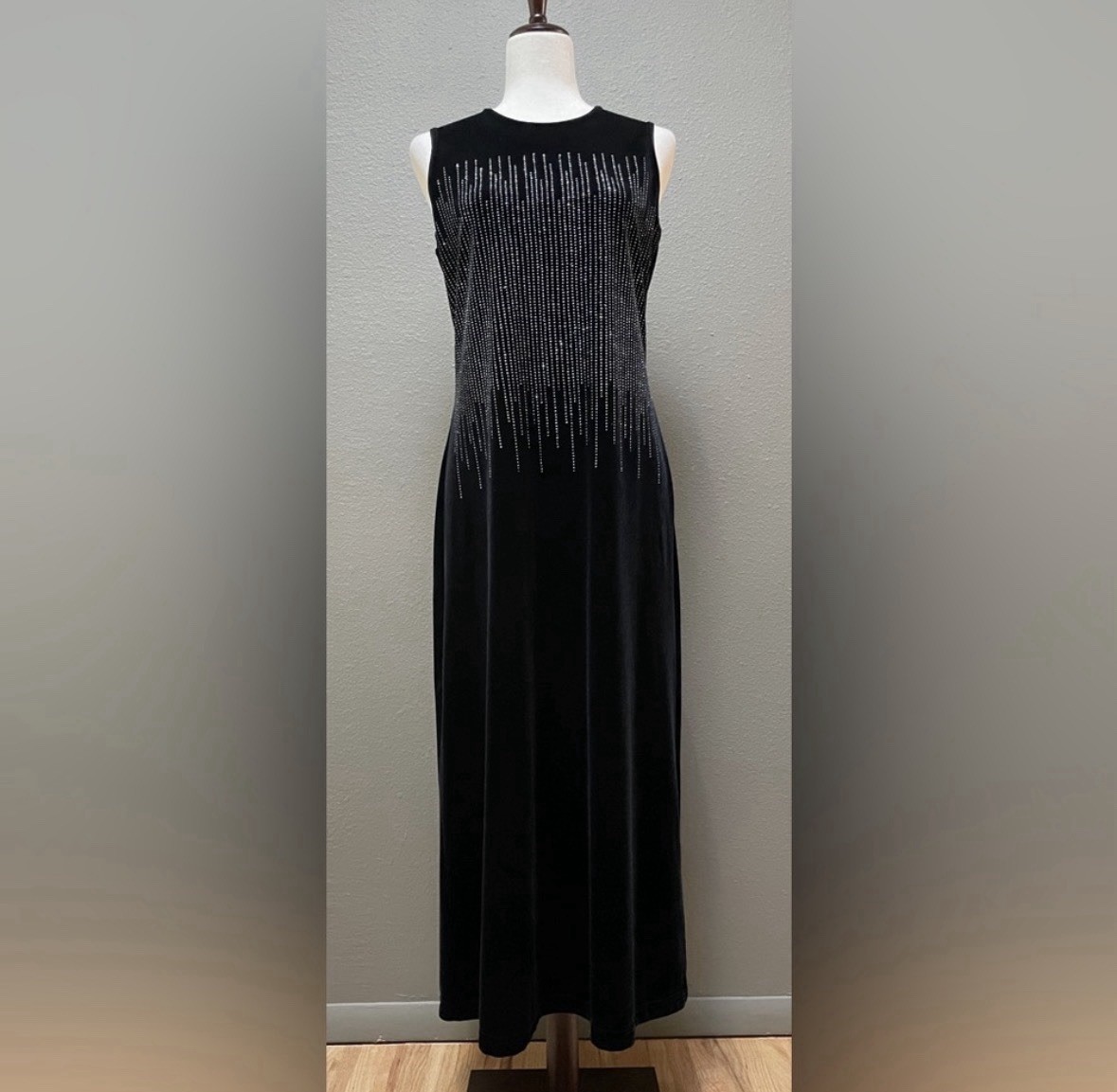 Long black, sleeveless velour and sparkle gown 10P