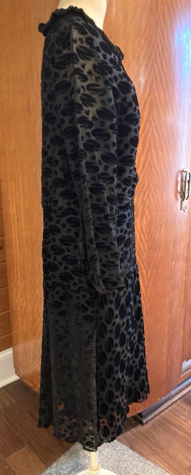 Vintage 1920s black velvet burn out french cut velvet flapper dress lined B 37