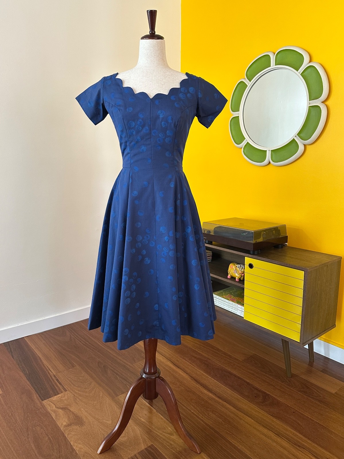 Vintage 50s Fit & Flare Swing Dress Novelty Print Blueberry Scallop Neckline XS