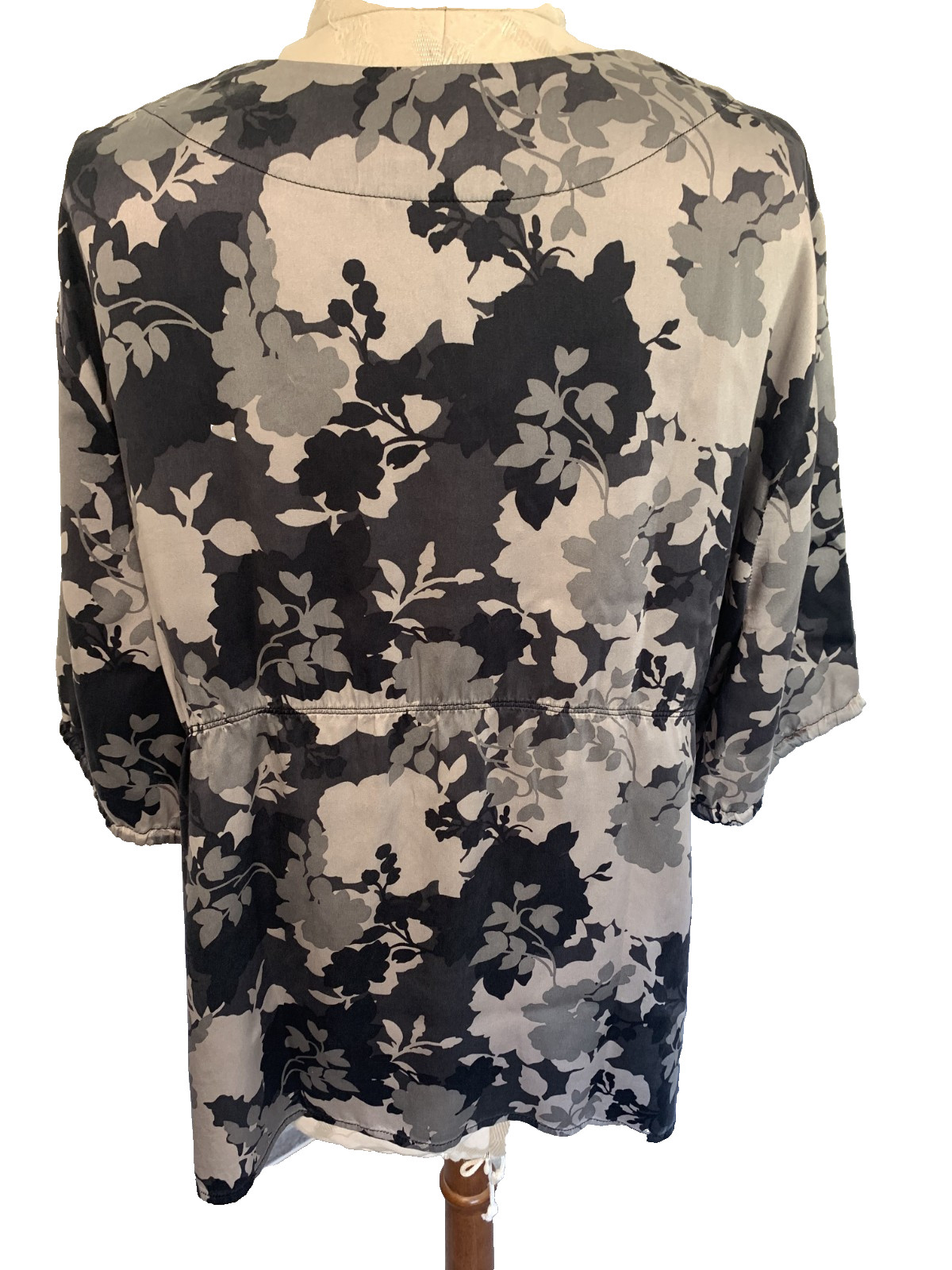 EDDIE BAUER Blouse Top Gray Black 100% Silk Floral Pattern Short Sleeve Size XL