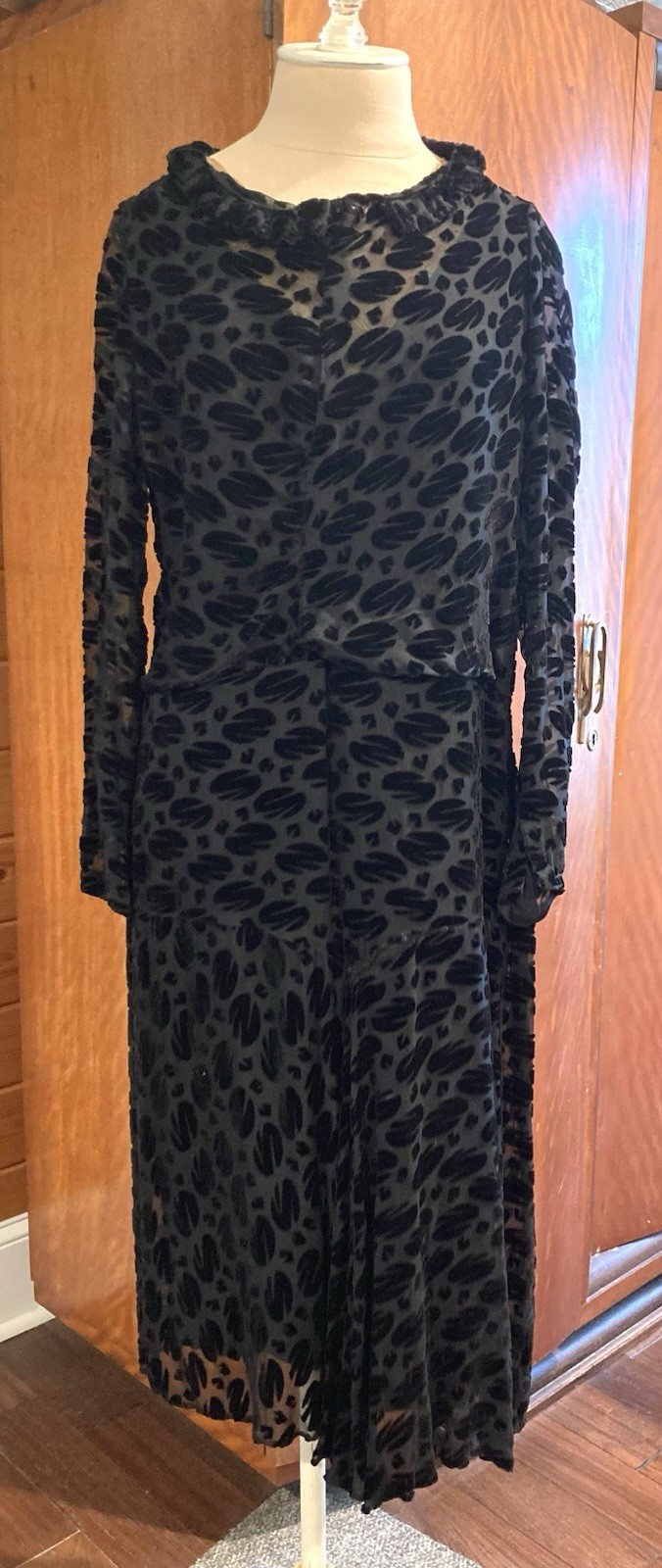 Vintage 1920s black velvet burn out french cut velvet flapper dress lined B 37