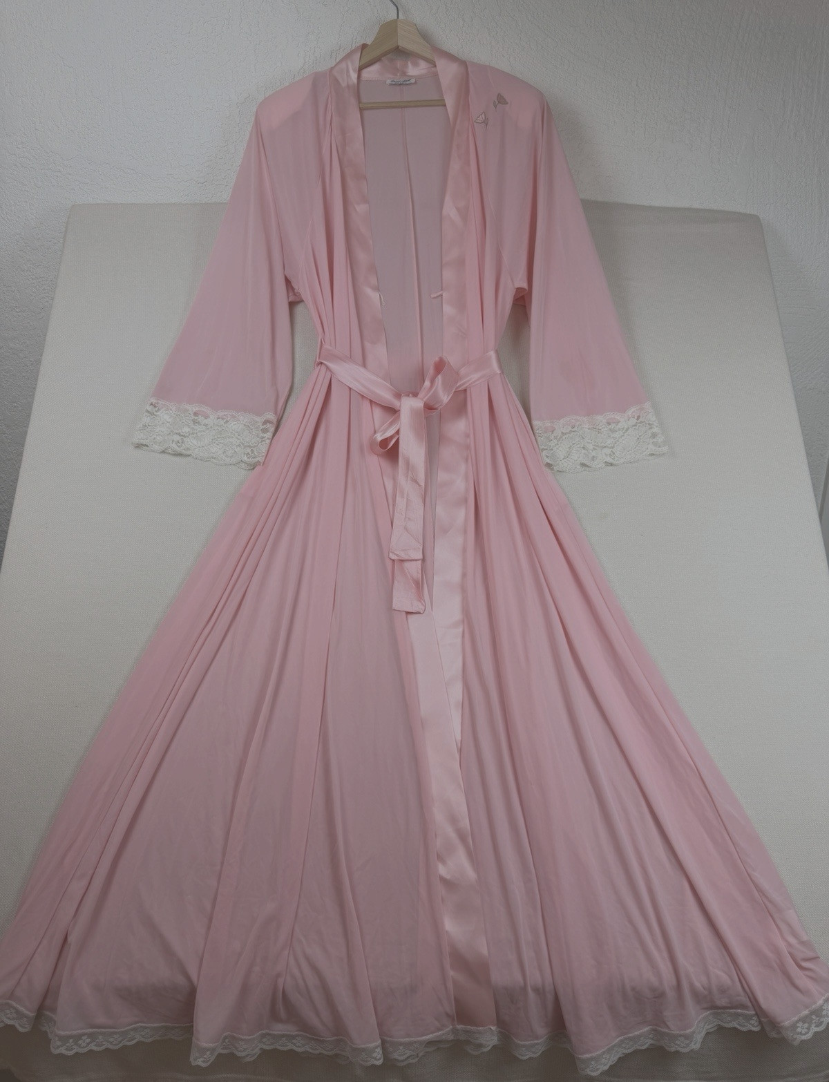 Lucie Ann Women&rsquo;s Robe Nightgown Satin Long Hollywood Glam L Luxe Victorian Pink