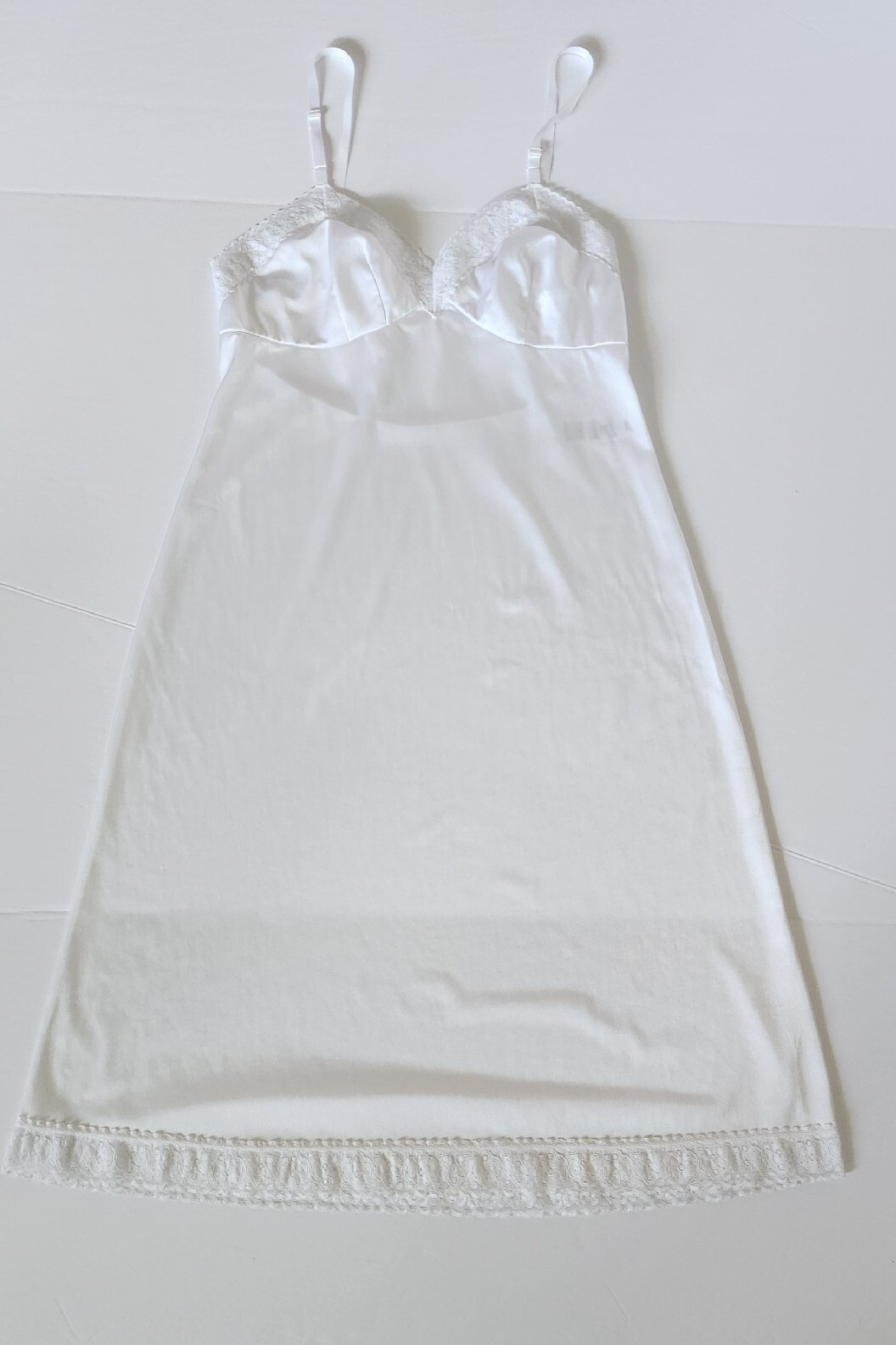 Vintage VANITY FAIR White Nylon Full Slip Lace Trim Style 10-103 Size 34/40 22&Prime;