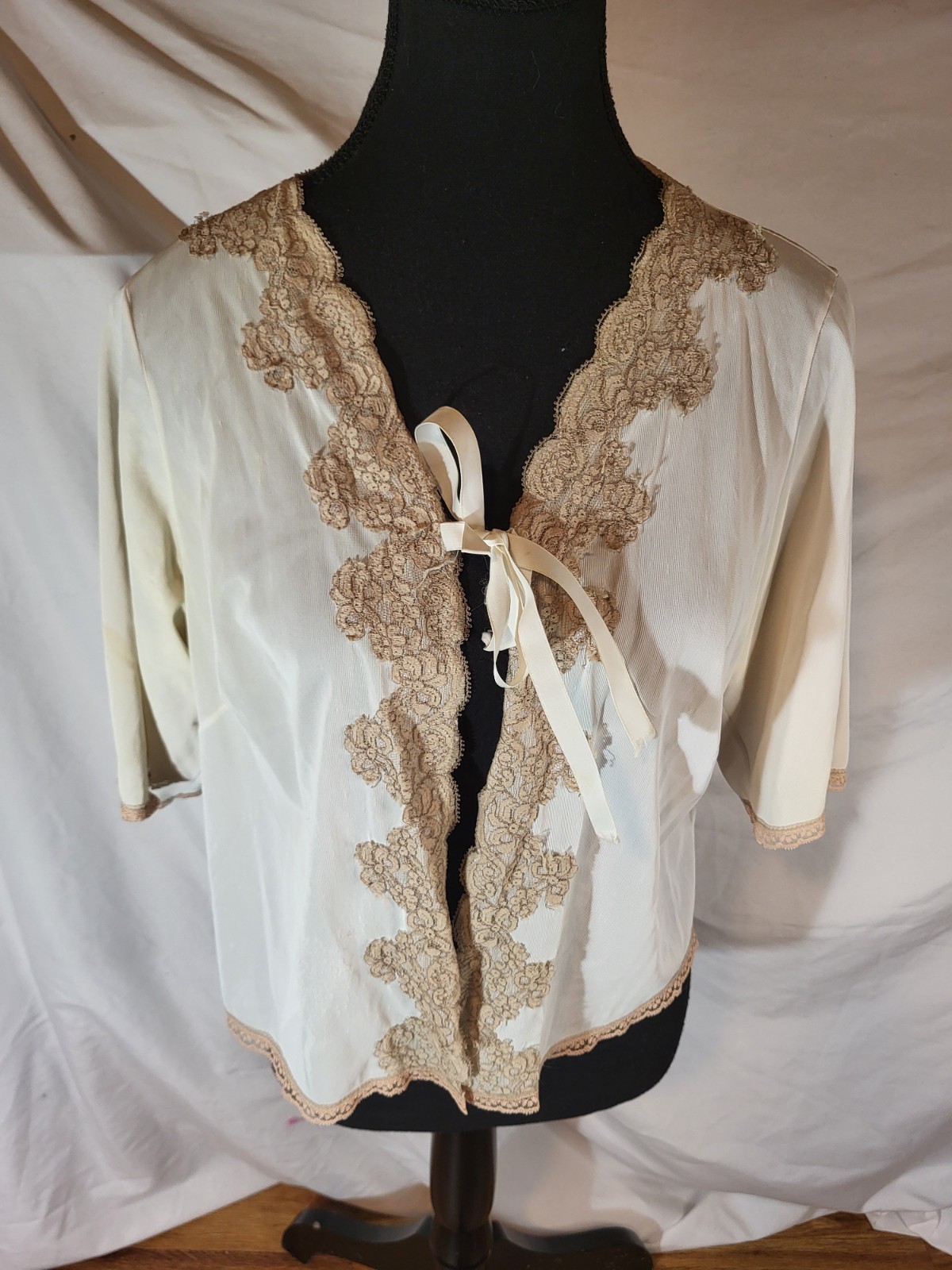 Vtge Mistee Nylon Size Large Bed Jacket Ivory W Beige Lace