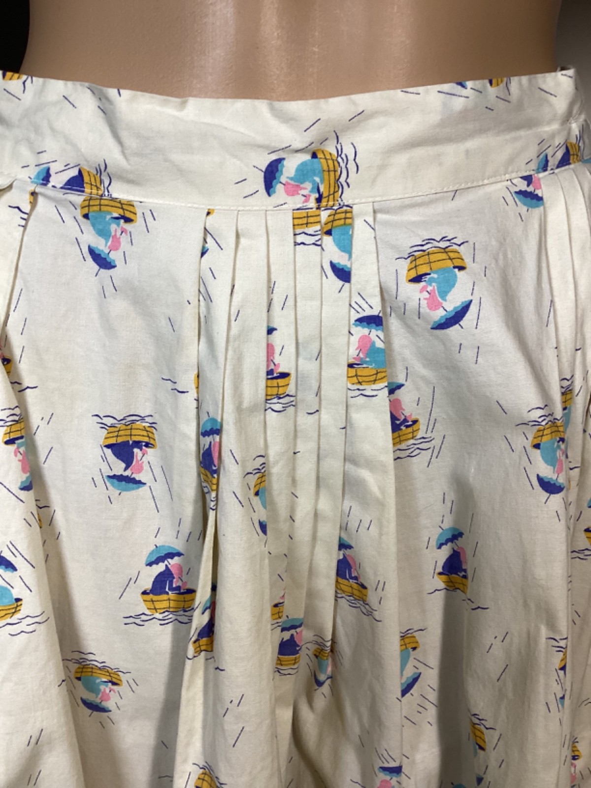 Vintage 1950&rsquo;s Cotton Pleated Novelty Print Skirt Boats Umbrellas 28&Prime; Waist