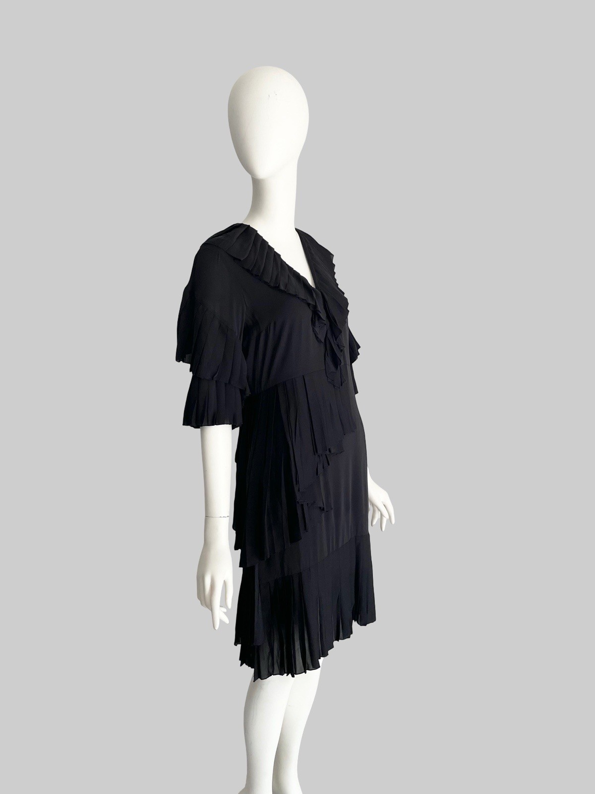 Gucci Fall 2015 Size 42 US 6 Black Silk Pleated Ruffled Dress V Neck Alessandro
