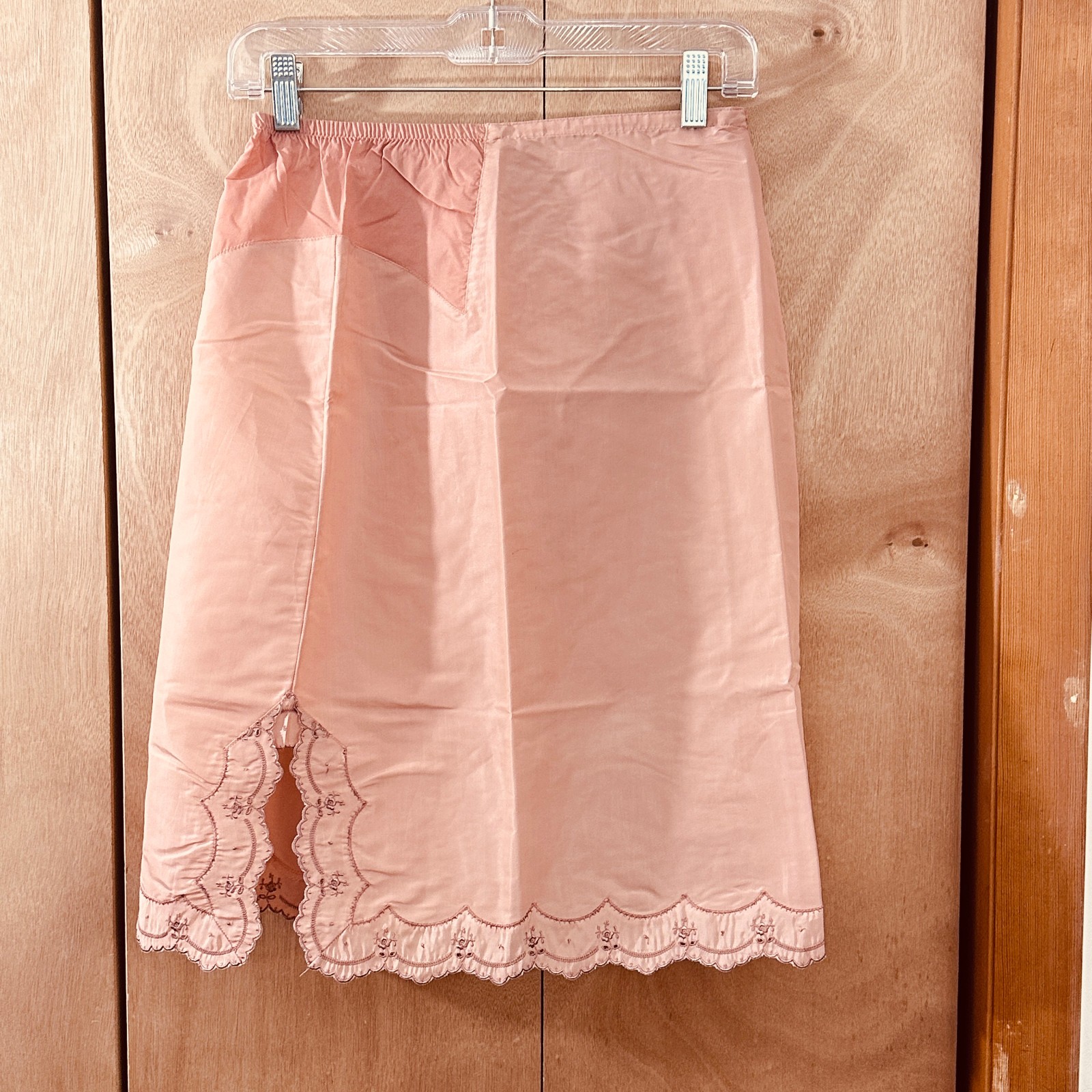 1960s Barbizon Petti-Lee Dyed Pink Half Slip 25&Prime;-30&Prime; Waist Taffeta Tafredda Slit