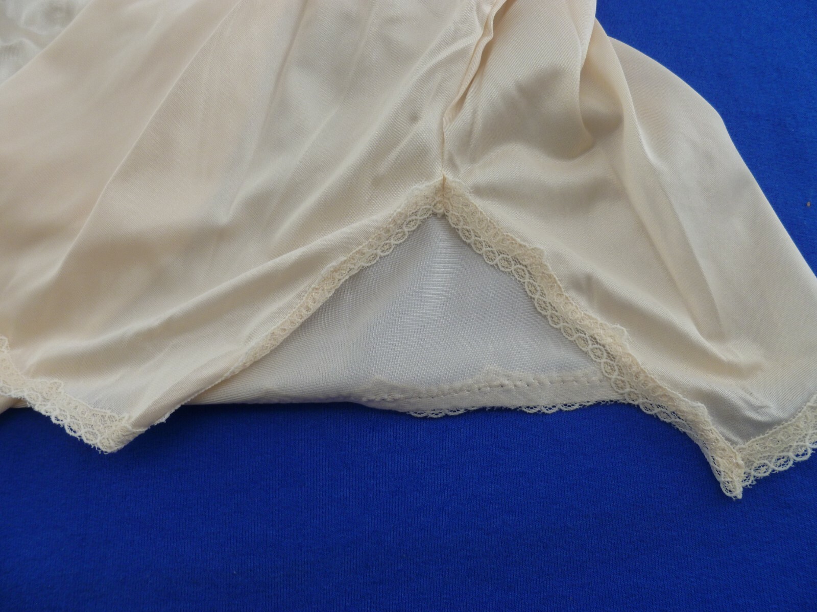 Dixie Belle 25&Prime; Nylon Half Slips,(3513)