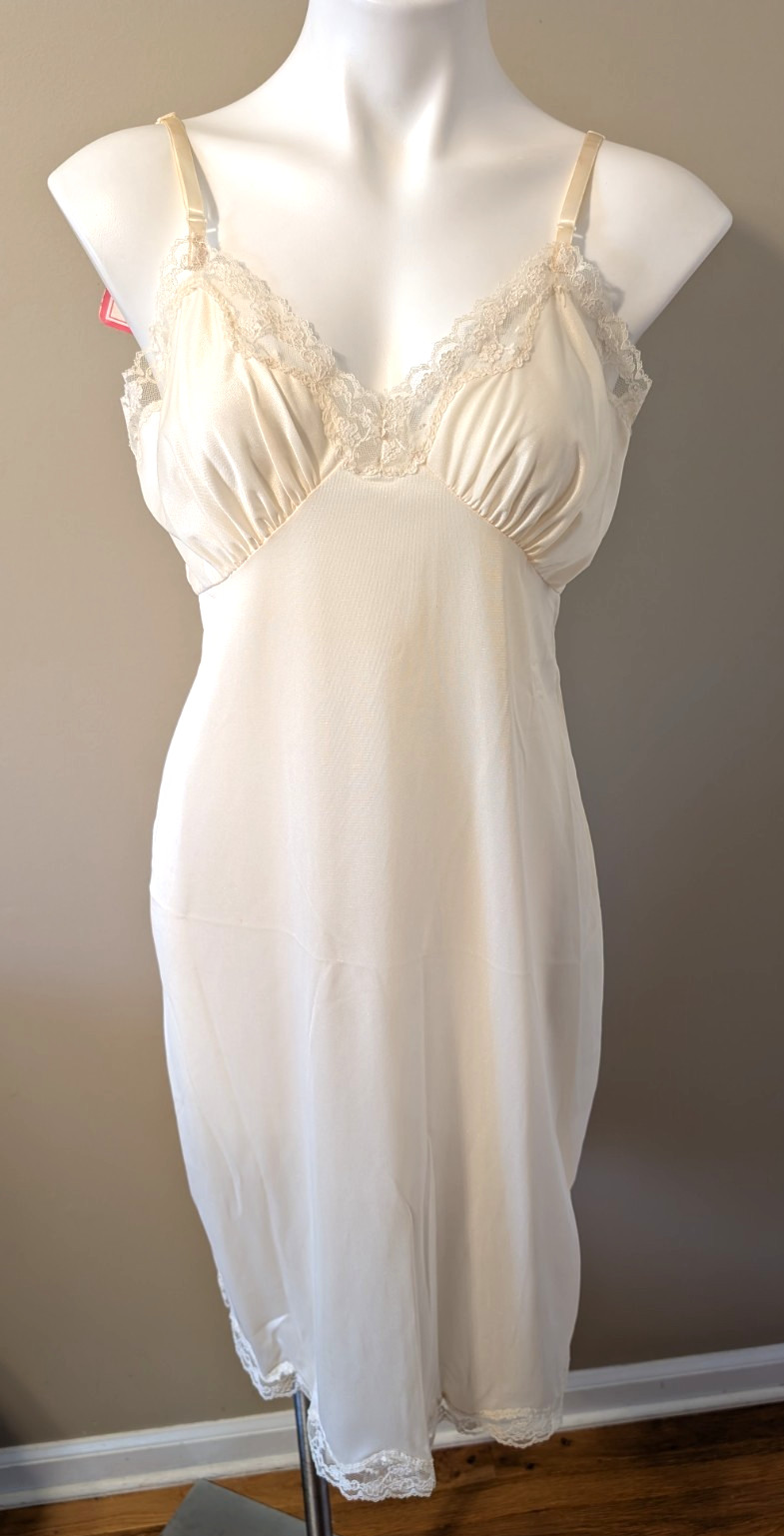 Vintage Bayonne Women&rsquo;s Full Cream Color Slip w/Matching Lace Size: 38 NWT