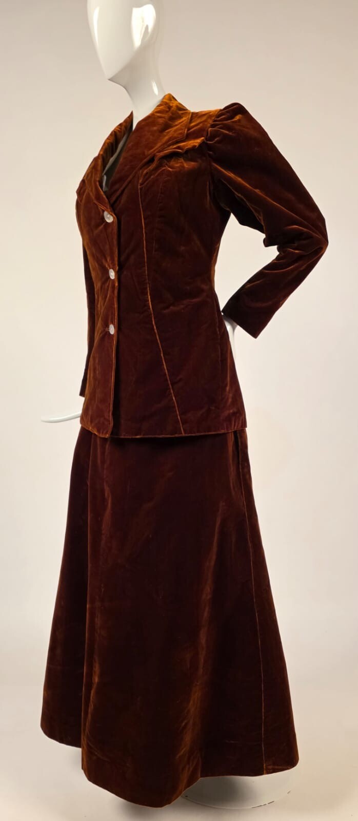 EXCEPTIONAL EDWARDIAN 2 PC HIGH SHINE GOLDEN BROWN SILK VELVET WALKING SUIT