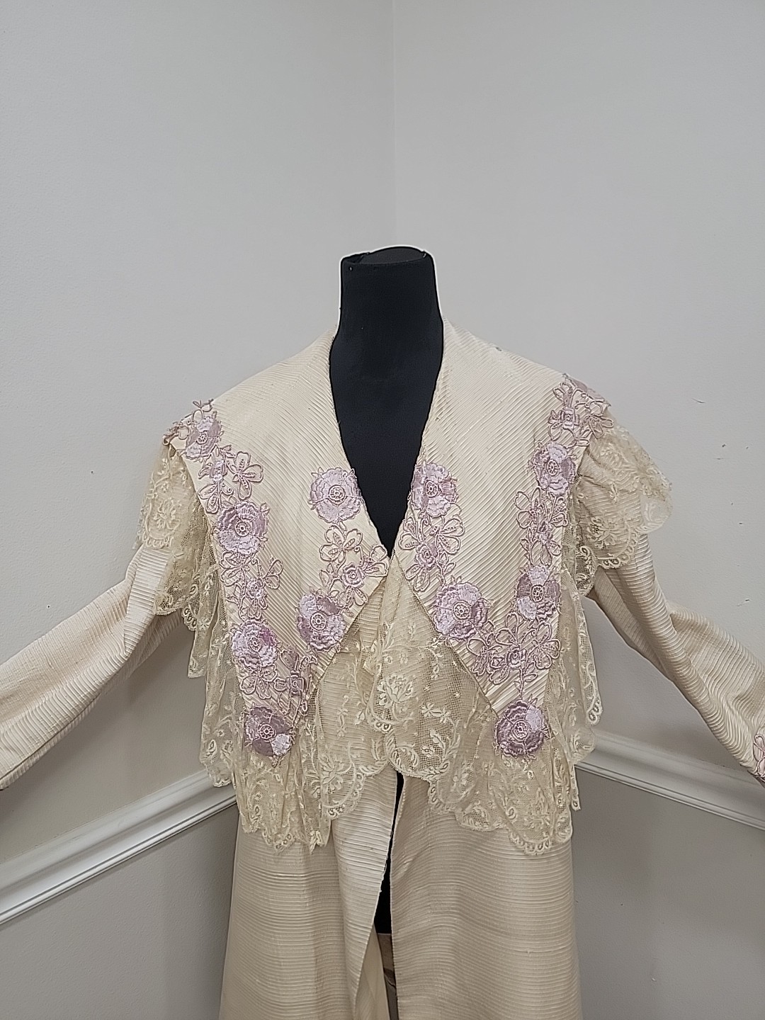 Antique 30s 40s Boudoir Hostess Coat Romantic Lace Applique Silk Faille