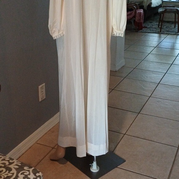 Lorraine vintage nylon Nightgown Embroidered Lace Collar S