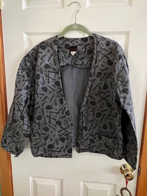 Vintage 1980s women&rsquo;s grey skull and bone pattern cotton jacket