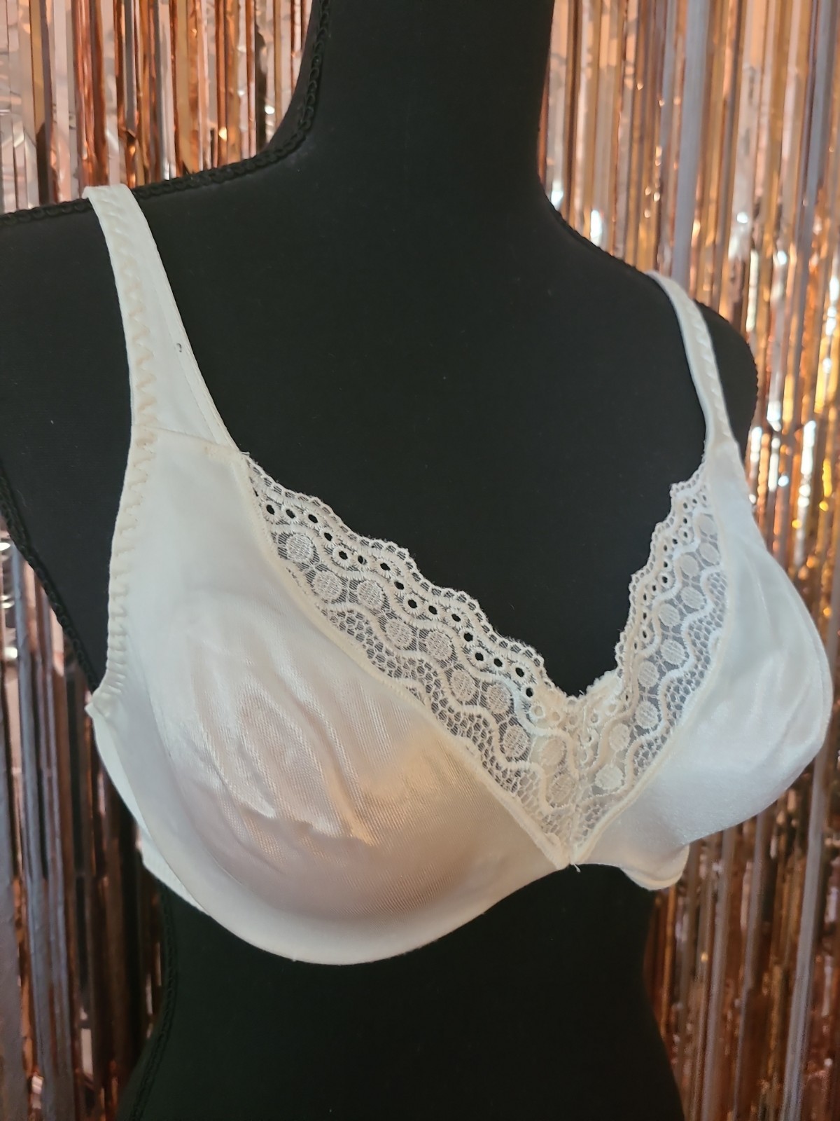 Vintage Maidenform Chantilly 38B Ivory Satin & Lace Bra Style #7619
